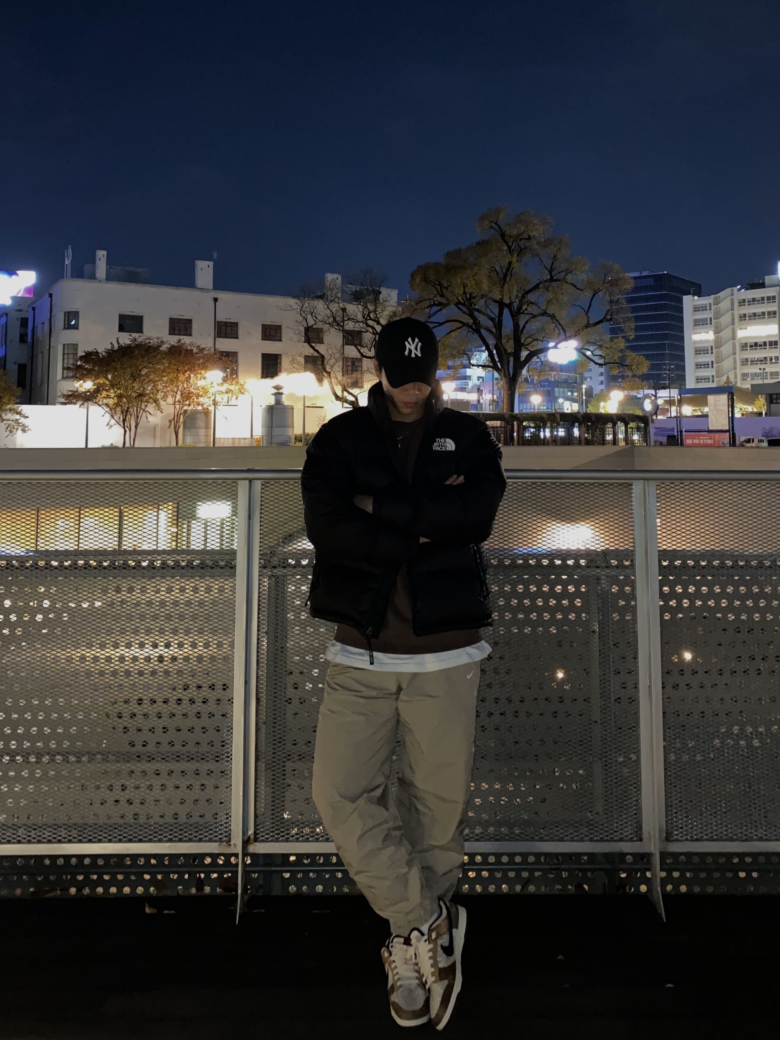 The North Face 1996 Retro Nuptse Jacket Black, Nike M NRG Track Pants Khaki 착용 스타일 - 5