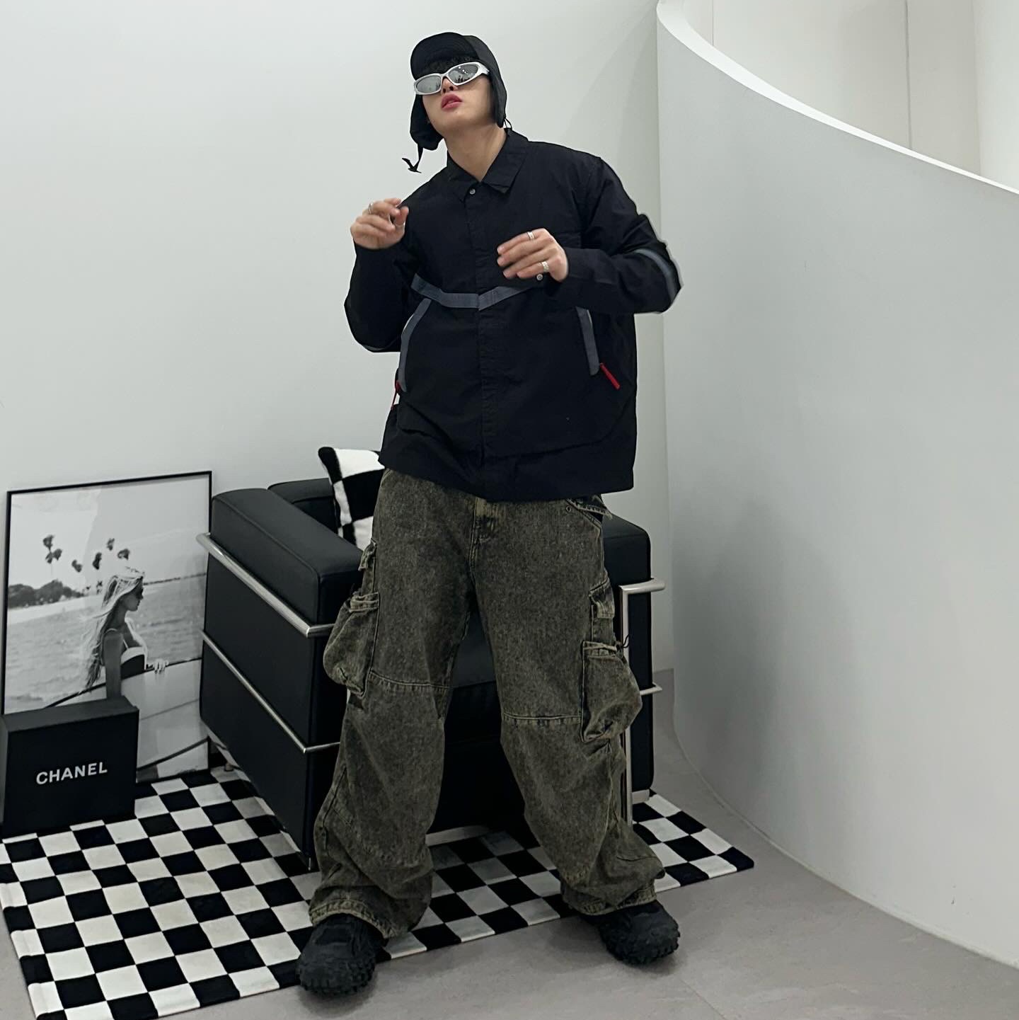 Balenciaga Defender Sneakers Black, Balenciaga Swift Oval Sunglasses Silver 착용 스타일 - 1