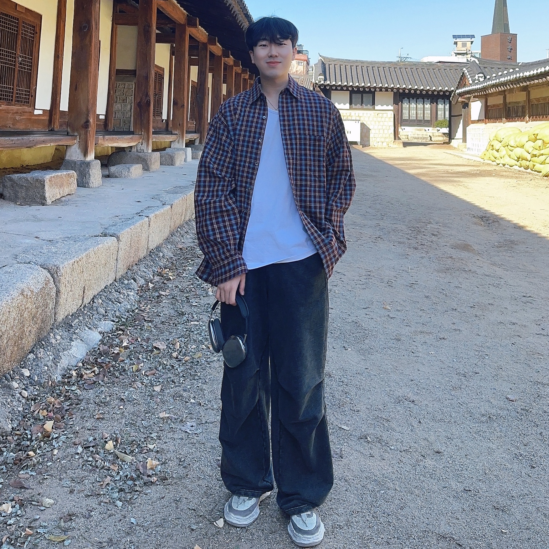 Maison Mihara Yasuhiro Wayne OG Sole Distressed Leather Low-top Sneaker White, Apple AirPods Max Lightning Space Gray (Korean Ver.) 착용 스타일
