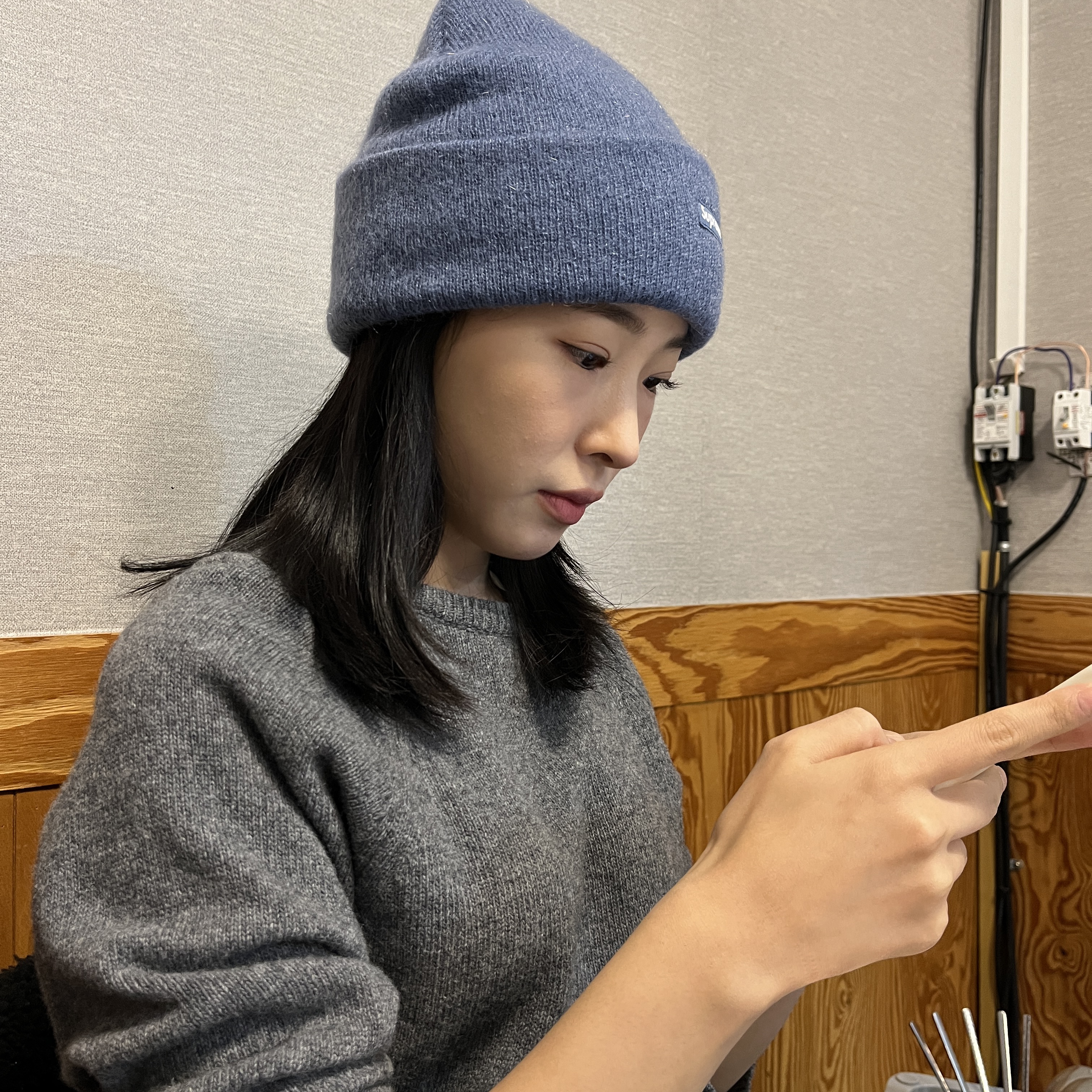 Supreme Mohair Beanie Dark Slate - 23FW 착용 스타일 - 1