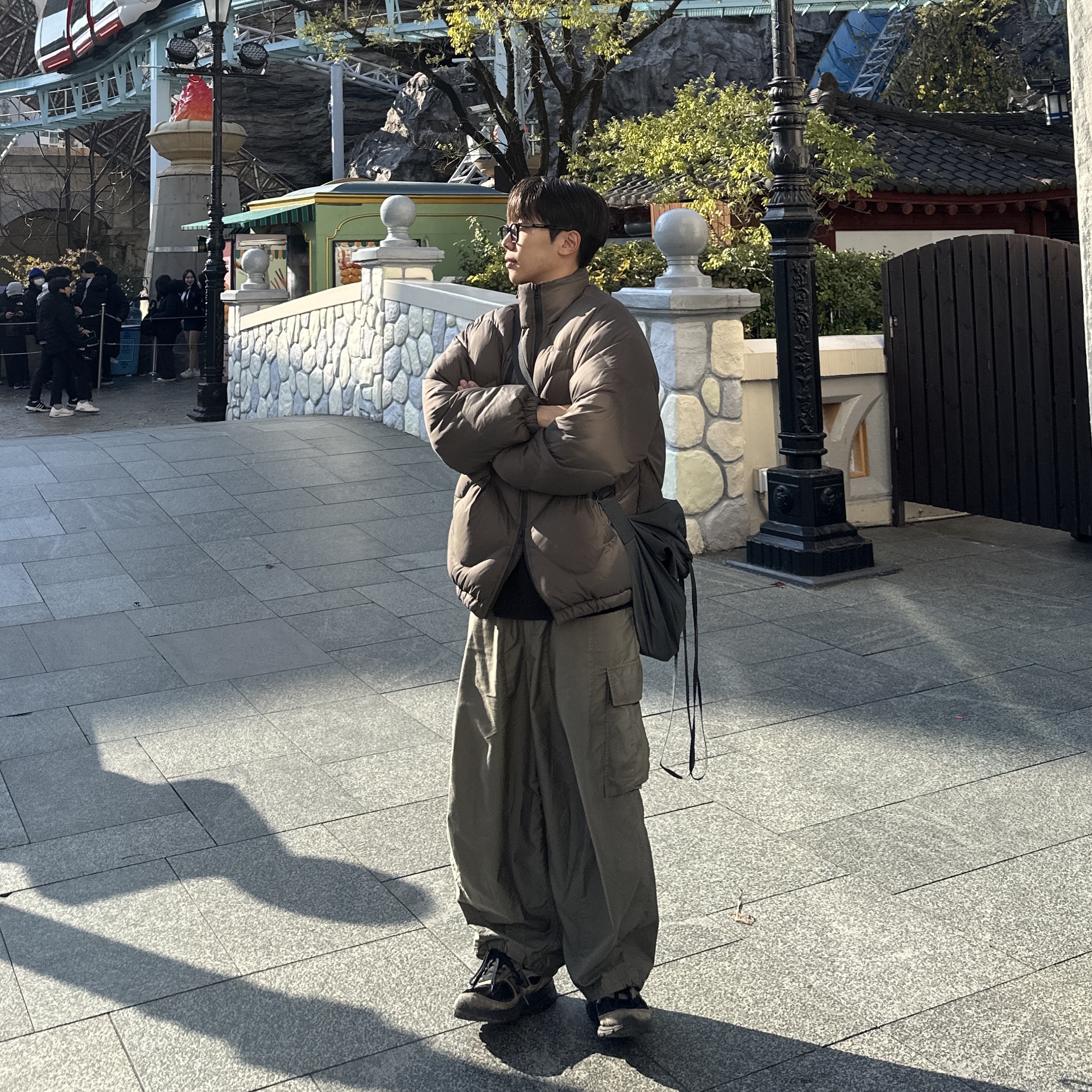 Needles H.D. BDU Pants Olive, Uniqlo U Drawstring Shoulder Bag Black 착용 스타일