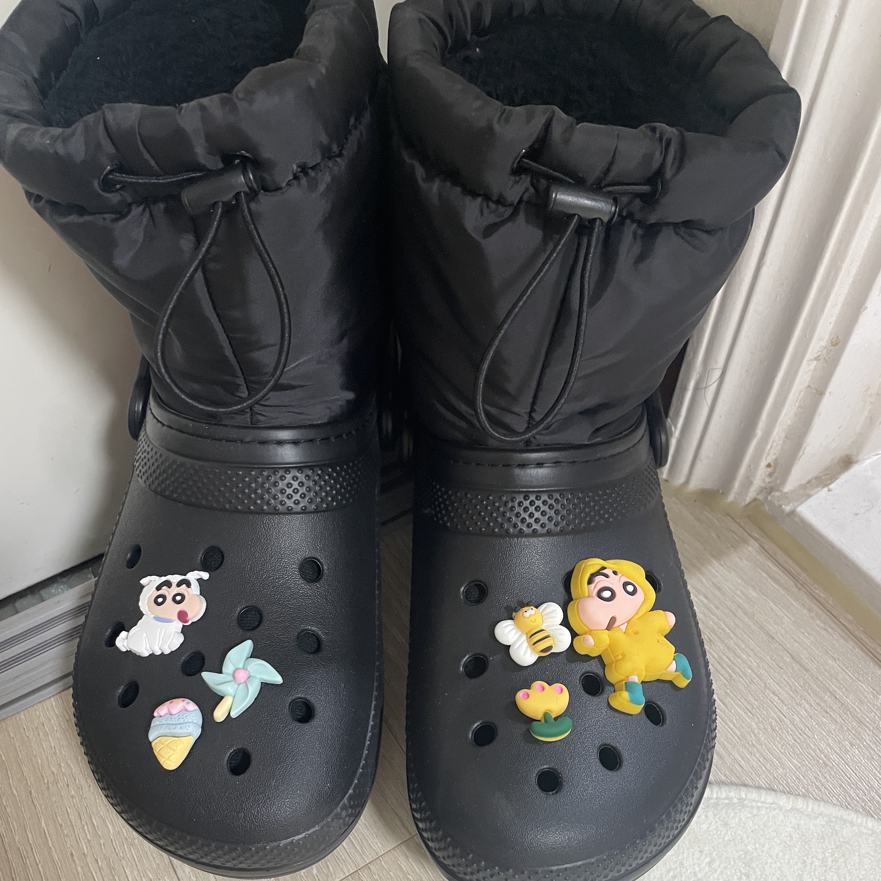 Crocs Classic Lined Neo Puff Boot Black 착용 스타일