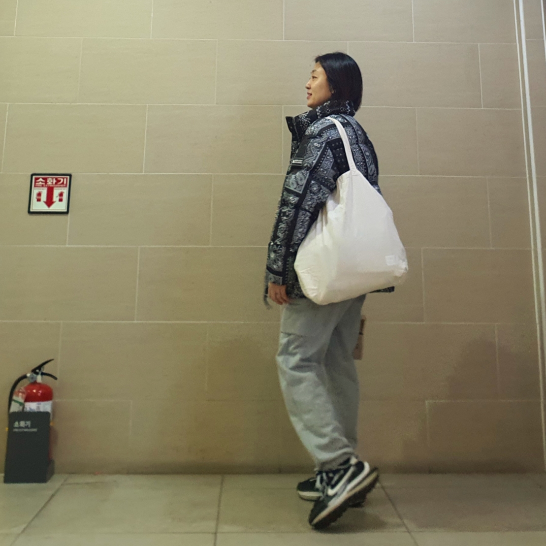The North Face Novelty Lofty Down Jacket Real Black, Nike x Sacai VaporWaffle Black White 착용 스타일 - 3