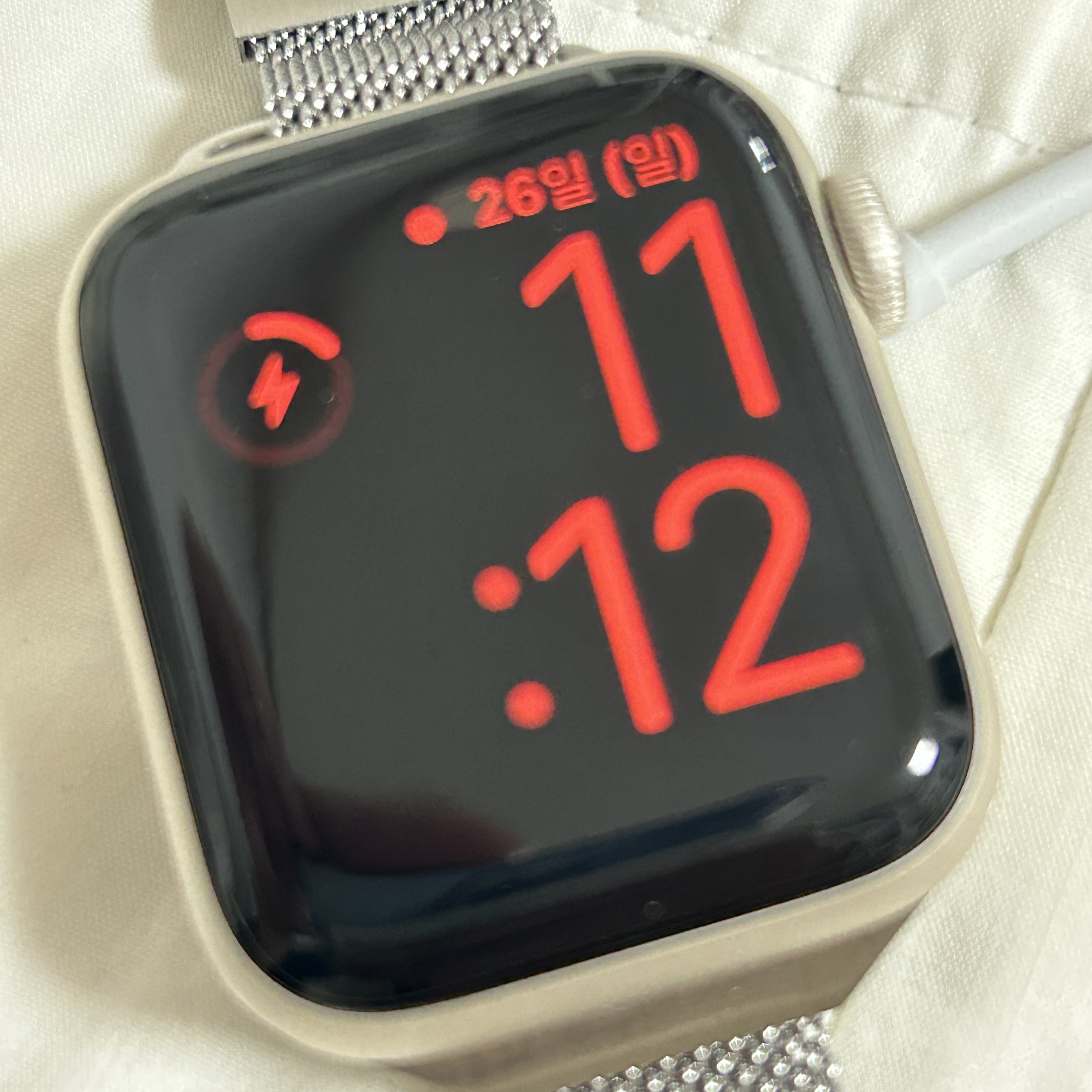 Apple Watch SE 2023 40mm GPS Starlight Aluminium Case with Sport Band S/M Starlight (Korean Ver.) 착용 스타일 - 2
