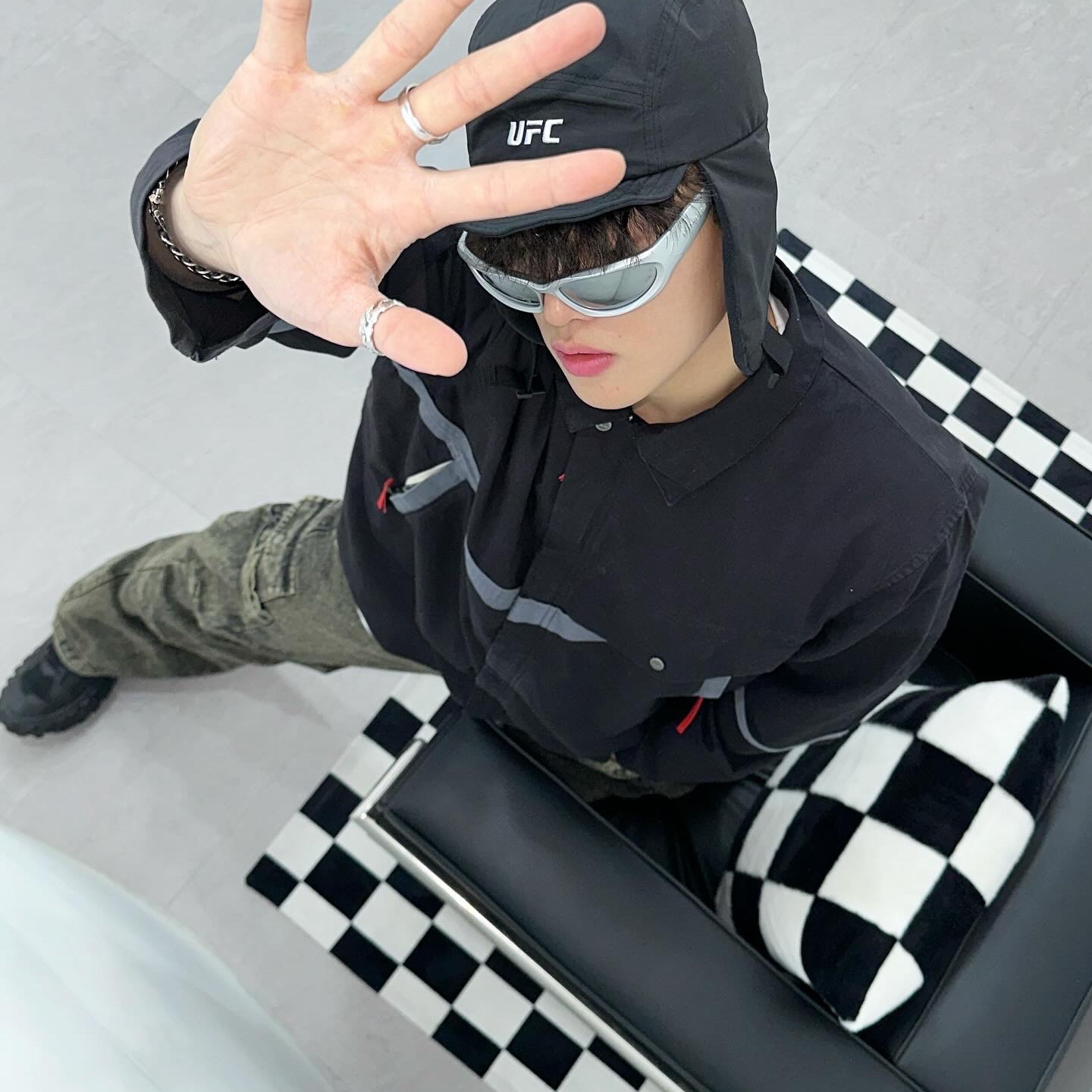 Balenciaga Defender Sneakers Black, Balenciaga Swift Oval Sunglasses Silver 착용 스타일 - 3