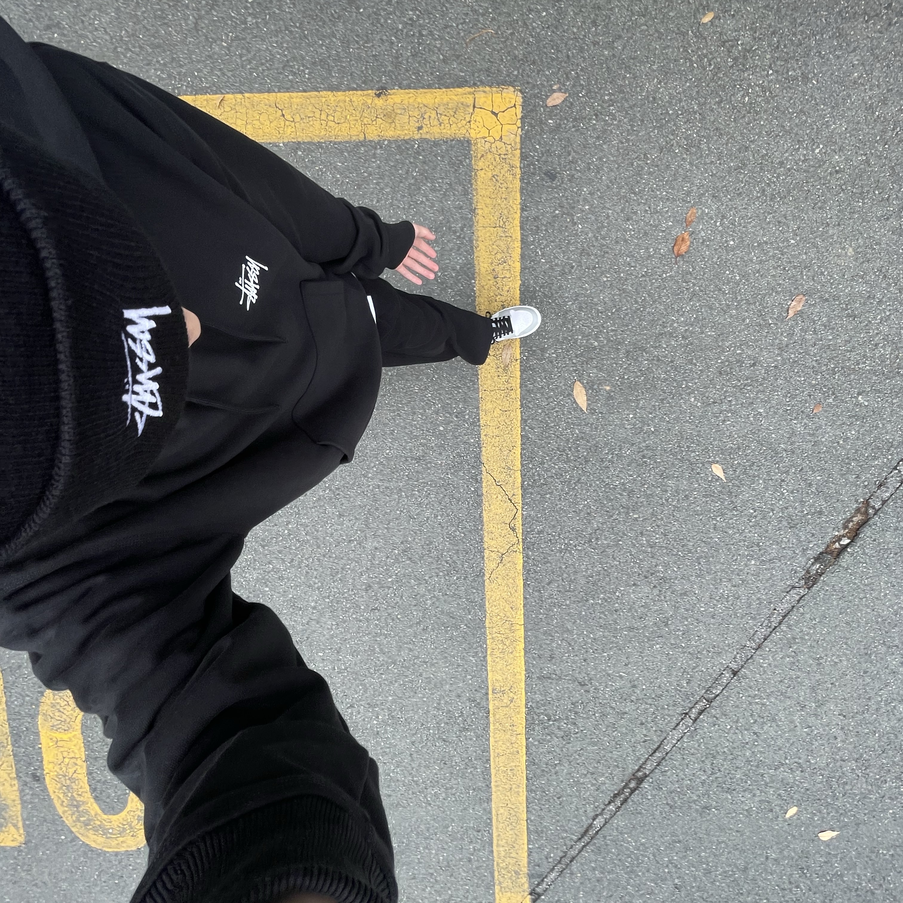 Stussy Stock Cuff Beanie Black, Stussy Basic Stussy Hoodie Black 2023 착용 스타일 - 1