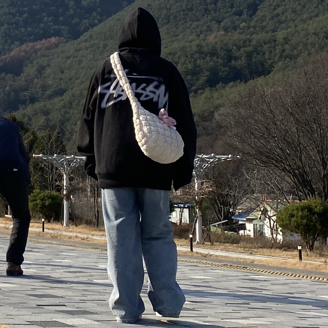 Stussy Dizzy Stock Hoodie Black 착용 스타일 - 2