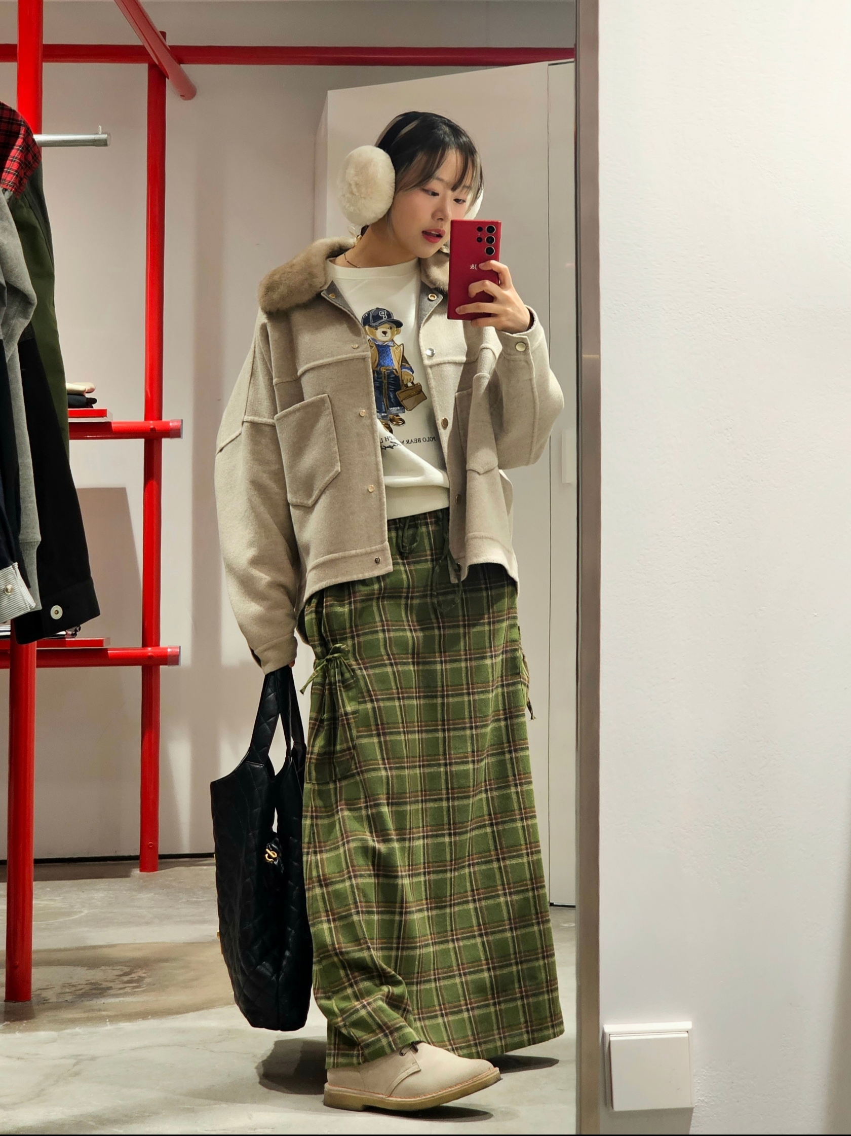 Clarks Desert Boot Sand Suede, Saint Laurent Icare Maxi Shopping Bag in Quilted Lambskin Black 착용 스타일 - 1