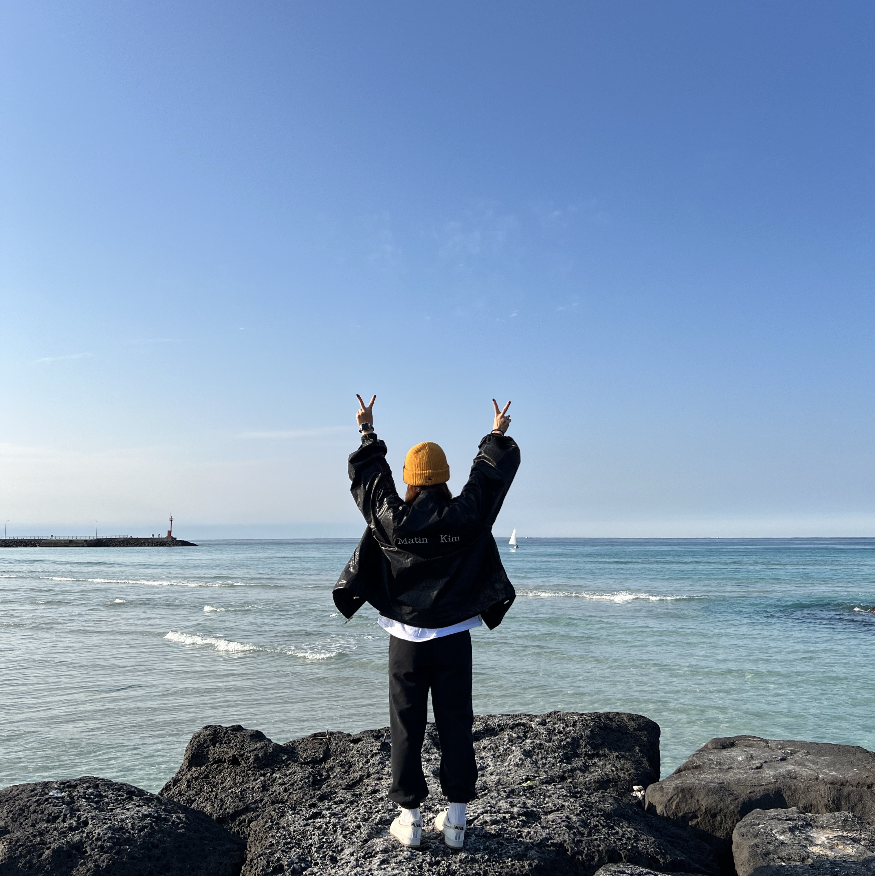 (W) Matin Kim Logo Coating Jumper Black 착용 스타일