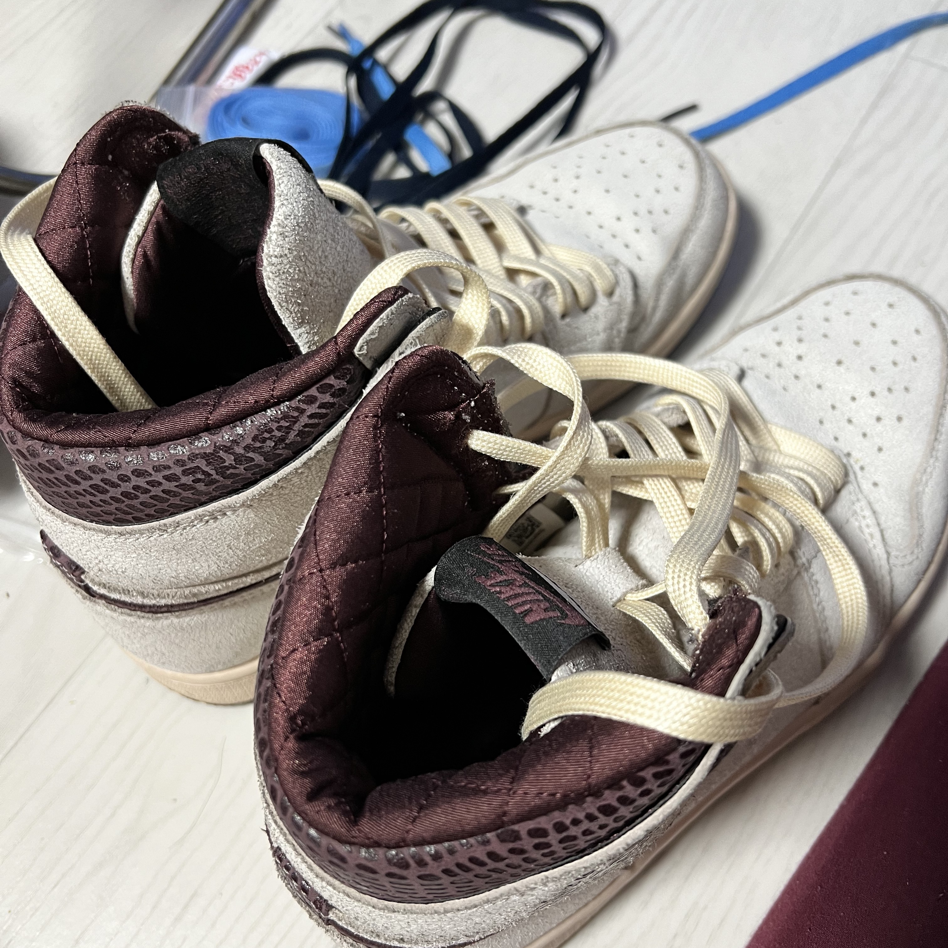 Jordan 1 x A Ma Maniere Retro High OG SP Sail and Burgundy 착용 스타일