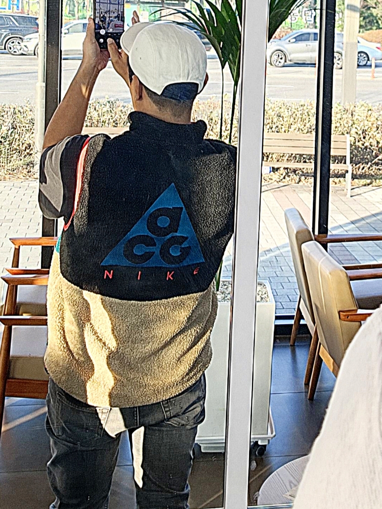 Nike ACG Vest Black Parachute Beige Geode Teal - US/EU, Supreme Denim Camp Cap Natural - 23SS 착용 스타일 - 3