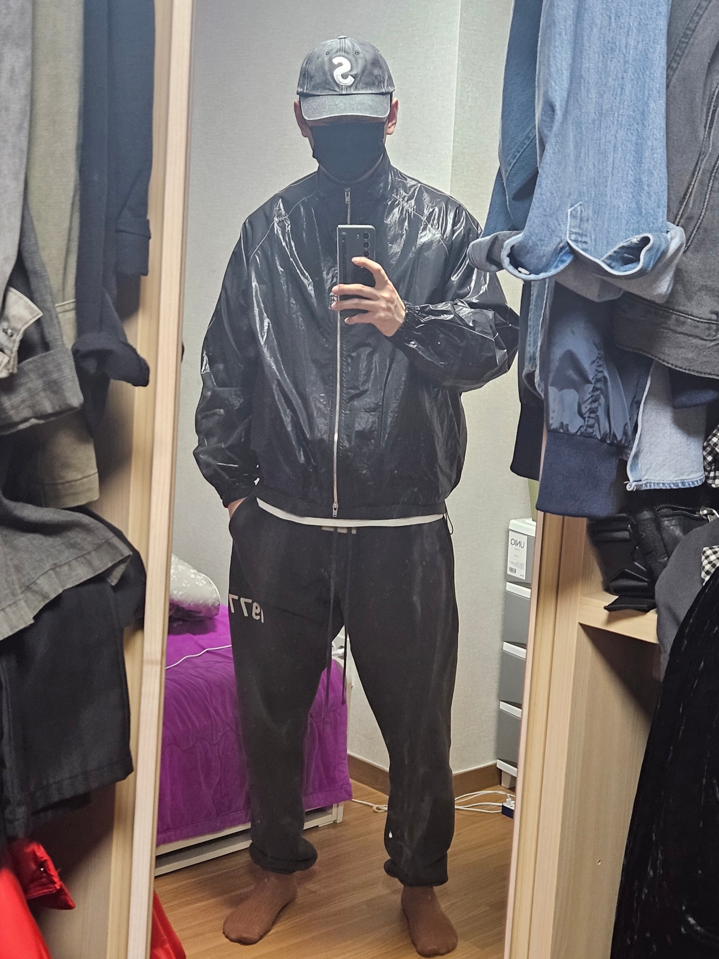 (W) Matin Kim Logo Coating Jumper Black 착용 스타일 - 1