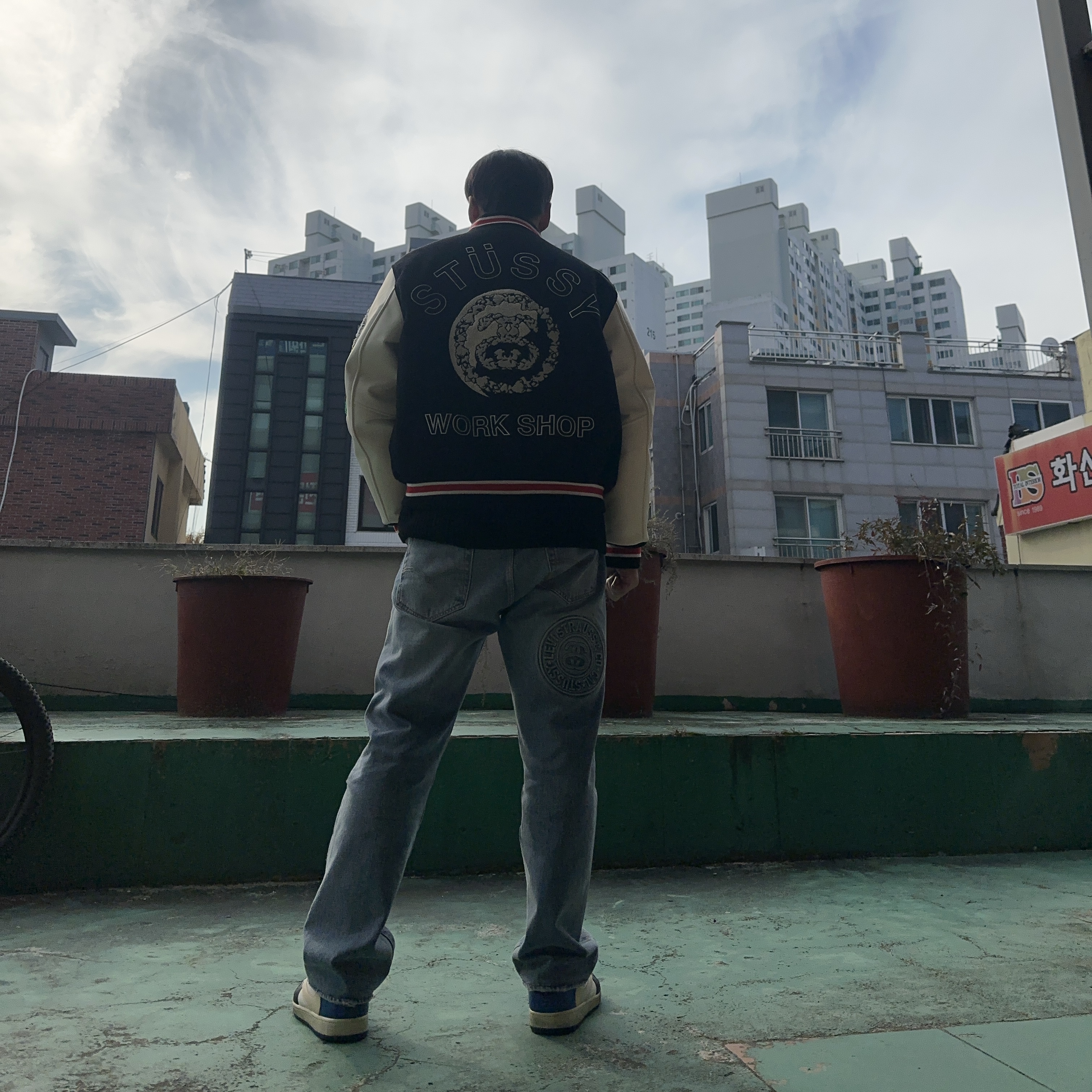 Stussy x Our Legacy x Denim Tears TTL Varsity Jacket Black, Stussy x Levi's Embossed 501 Jean Indigo 착용 스타일