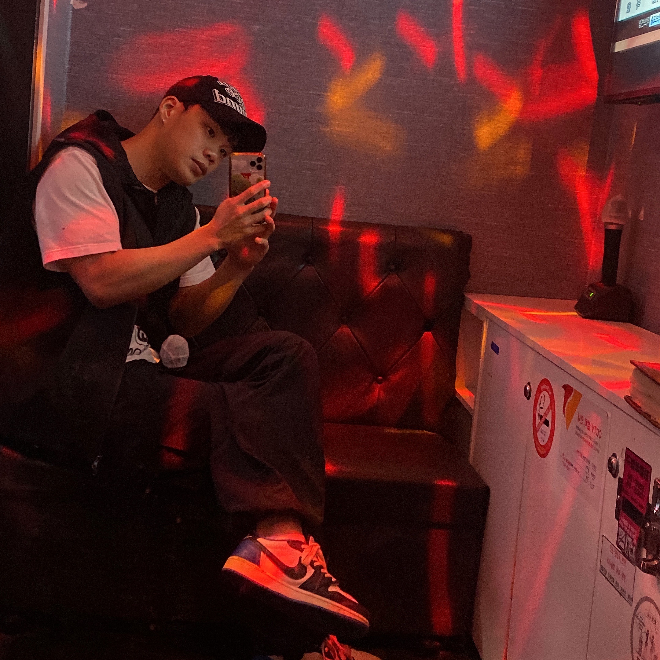Jordan 1 x Travis Scott x Fragment Retro Low OG SP Military Blue, Stussy World Tour T-Shirt White 착용 스타일