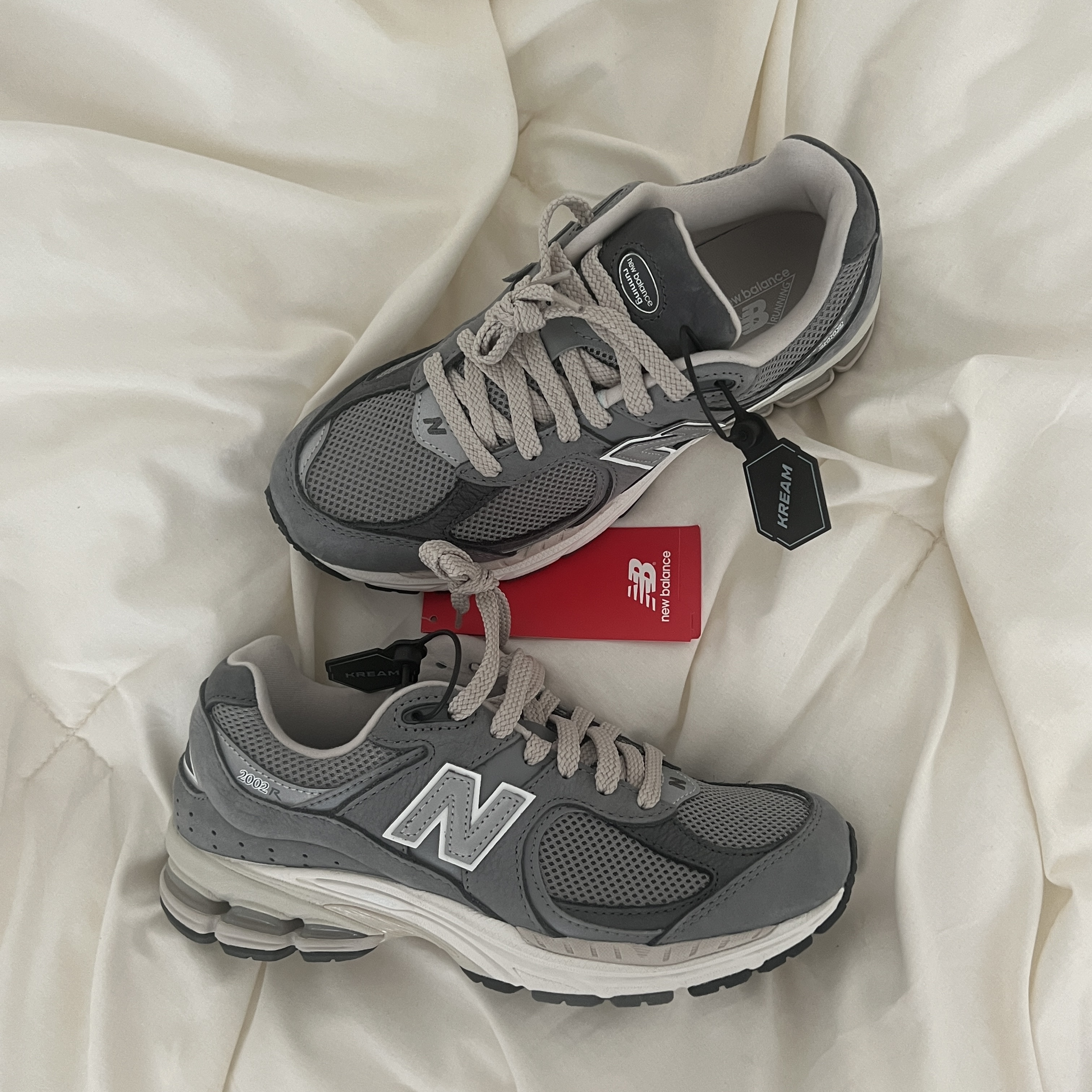 New Balance 2002R Premium Vintage Grey 착용 스타일