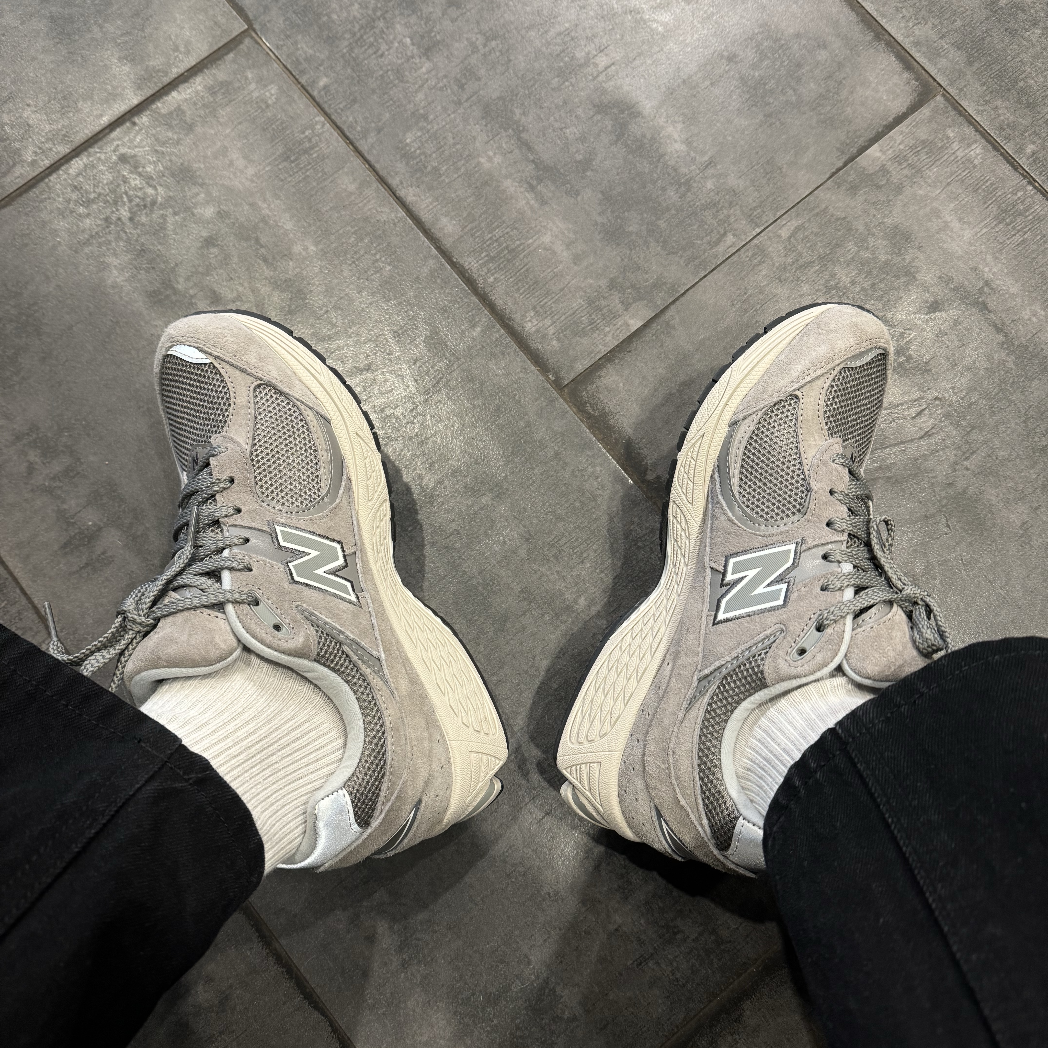 New Balance 2002R Grey 착용 스타일
