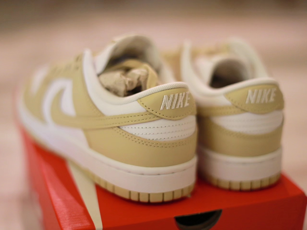 Nike Dunk Low Team Gold and White 착용 스타일 - 3