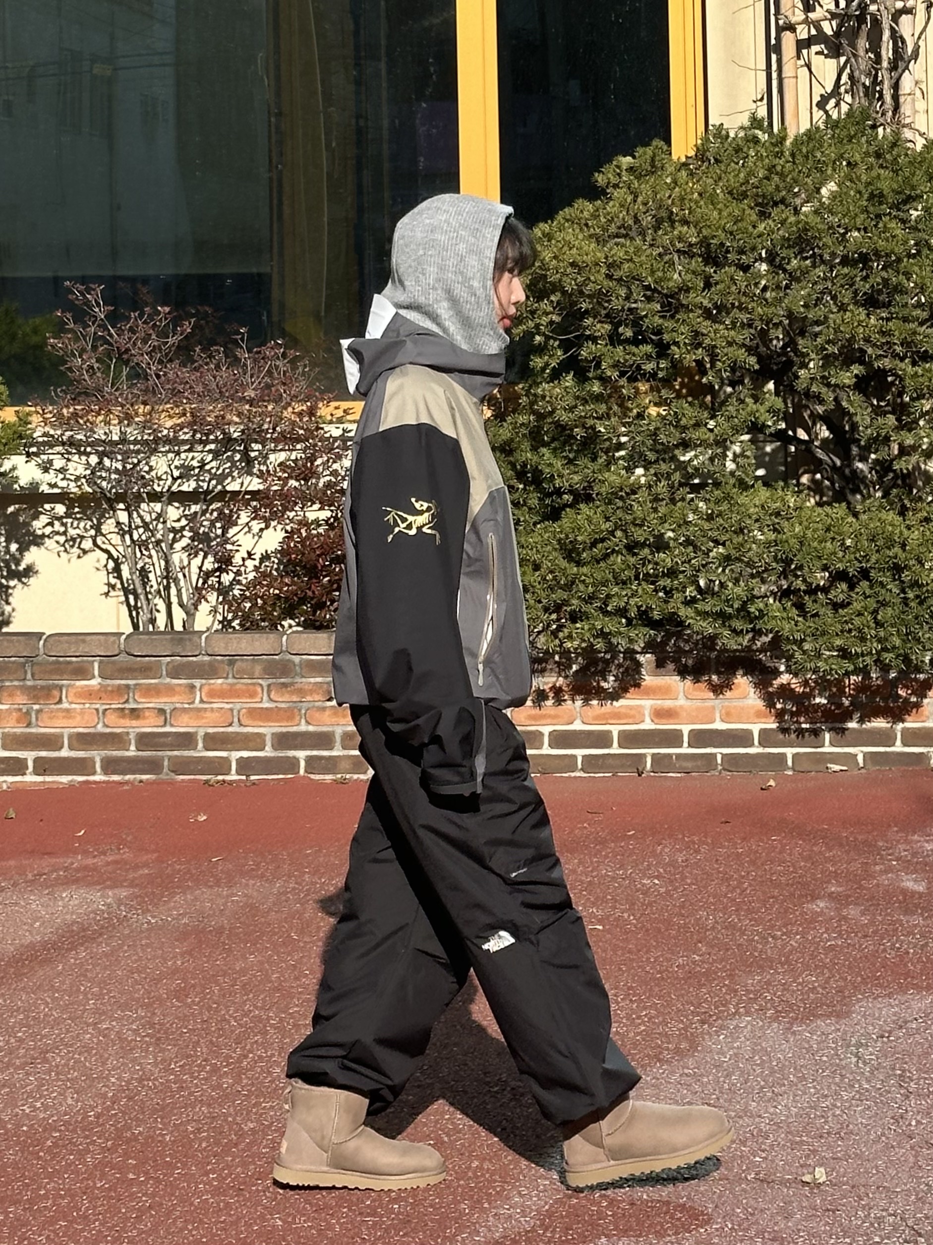 Arc'teryx x Beams Dimensions Beta Jacket Multi, (W) UGG Classic Mini II Boots Caribou 착용 스타일