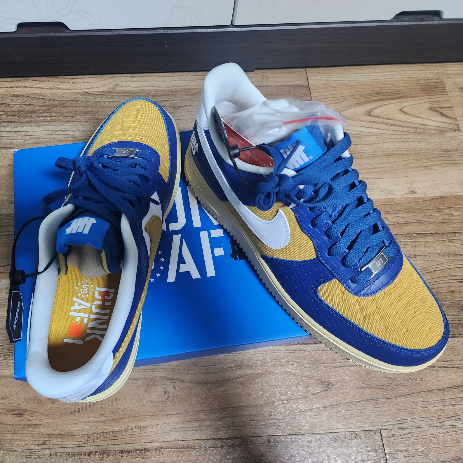 Nike x Undefeated Air Force 1 Low SP 5 On It Court Blue 착용 스타일 - 5