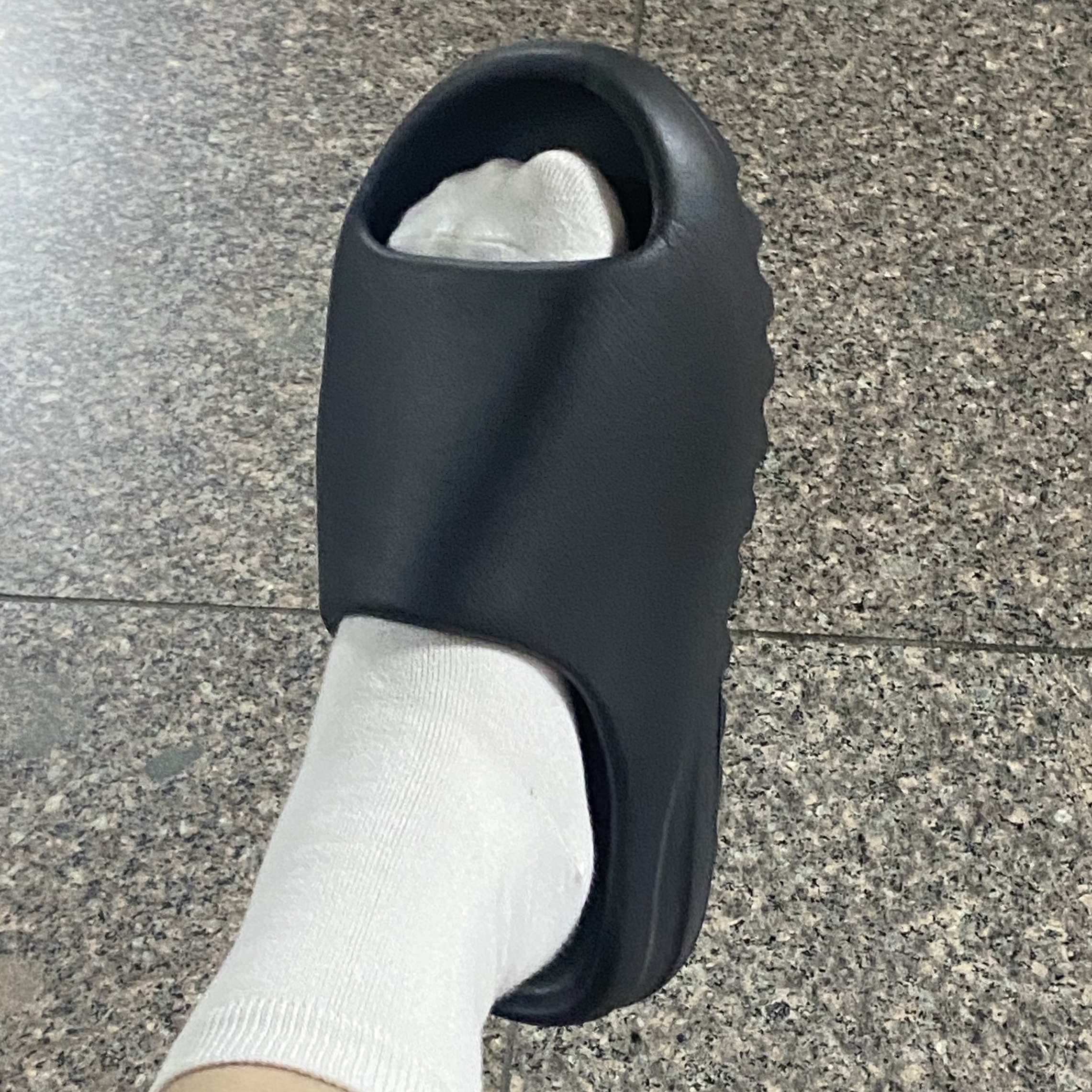 Adidas Yeezy Slide Onyx 착용 스타일 - 2