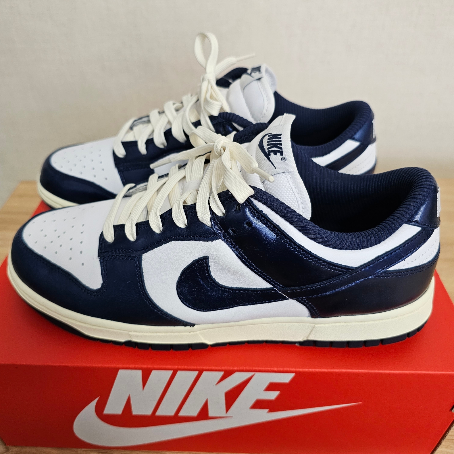 (W) Nike Dunk Low PRM Midnight Navy and White 착용 스타일