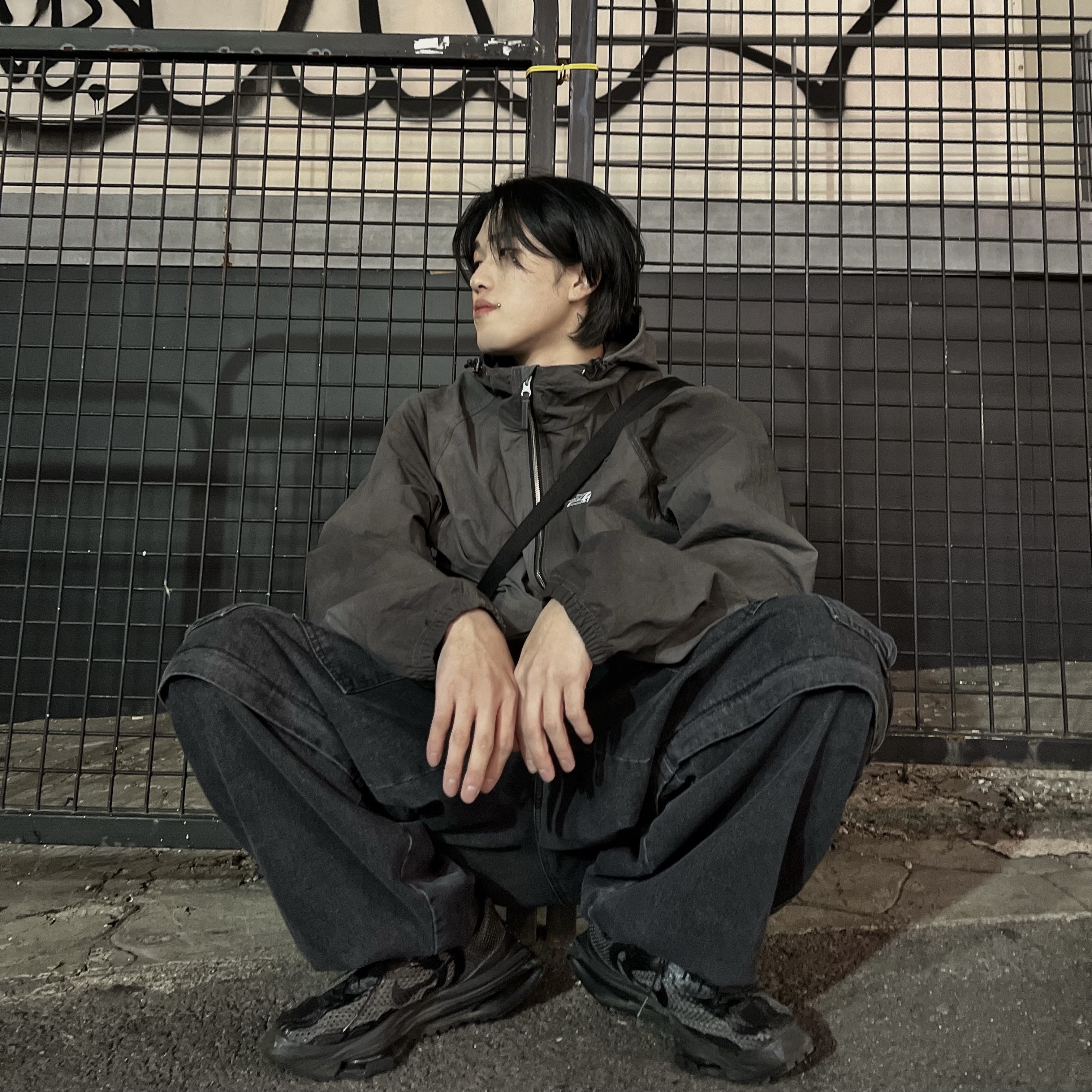 Stussy Wave Dye Beach Shell Jacket Black, Nike x Matthew M Williams Zoom 004 Triple Black 착용 스타일 - 1