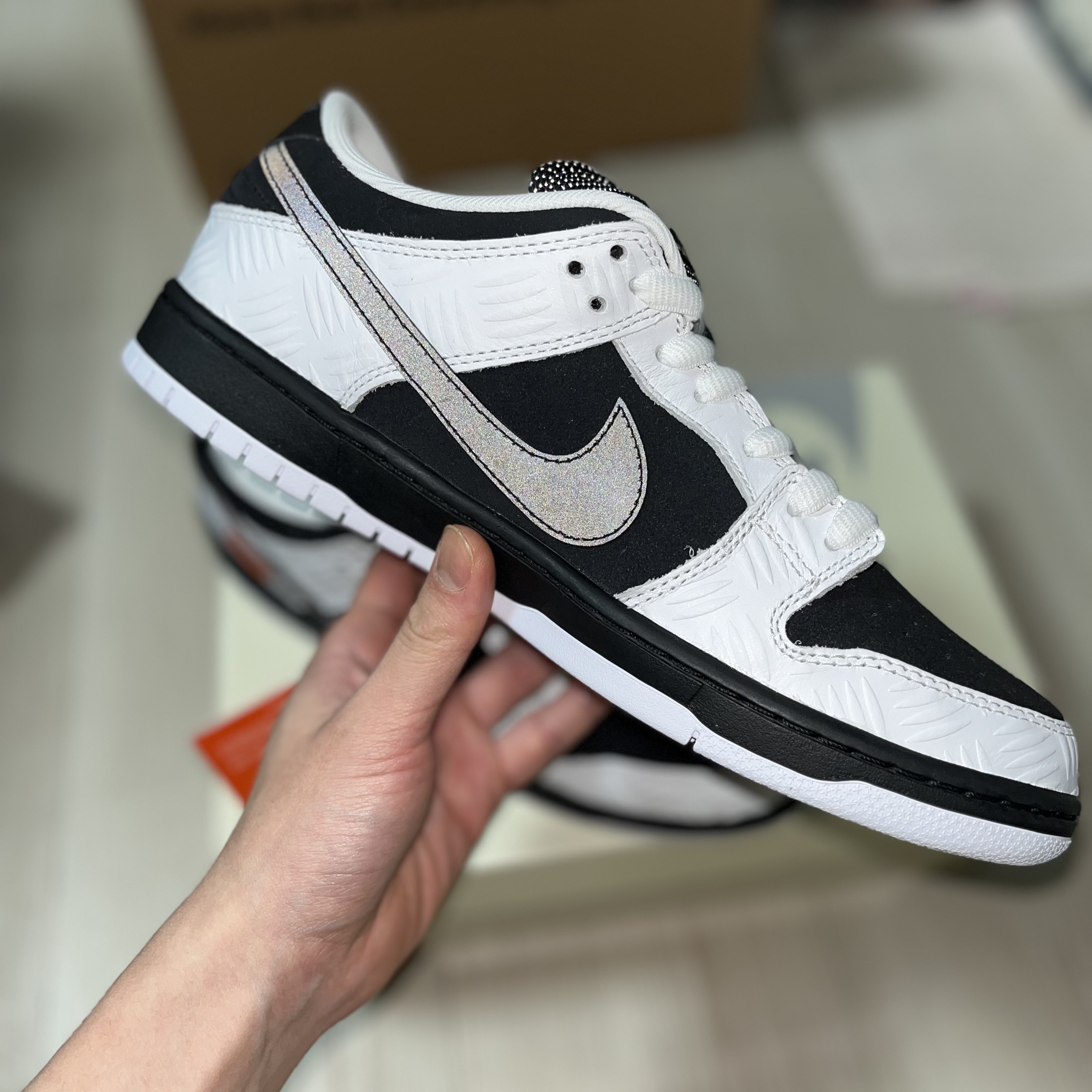 Nike x Tightbooth SB Dunk Low Pro Black and White 착용 스타일 - 2