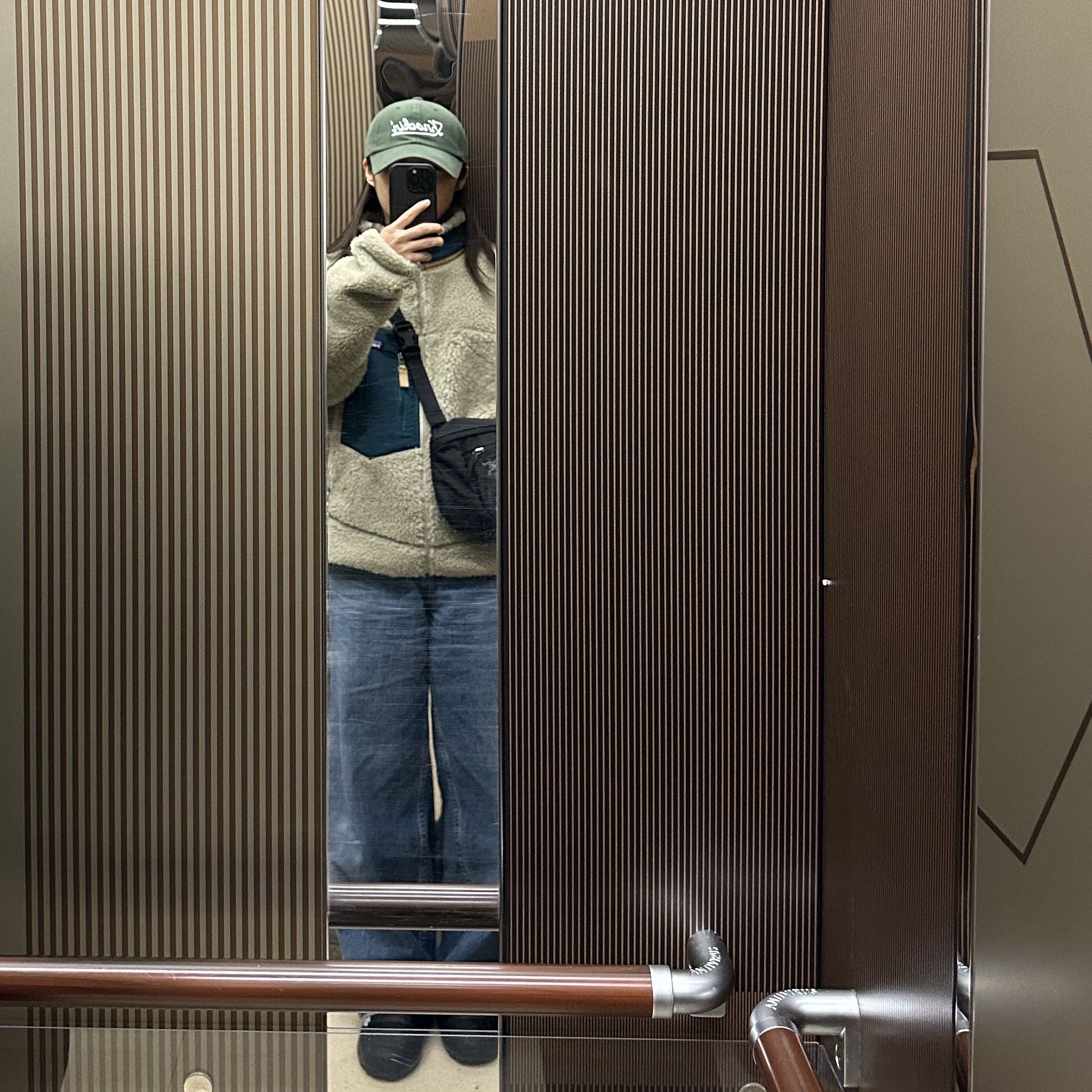 Patagonia Classic Retro-X Jacket Pelican Dark Borealis Green, Arc'teryx Mantis 2 Waistpack Black 착용 스타일