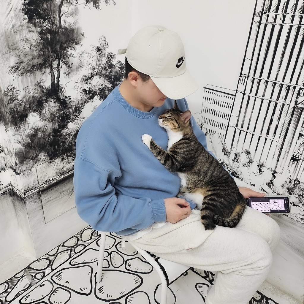 IAB Studio Crewneck Sky Blue, Essentials 1977 Sweatpants Light Oatmeal - 22SS 착용 스타일 - 2