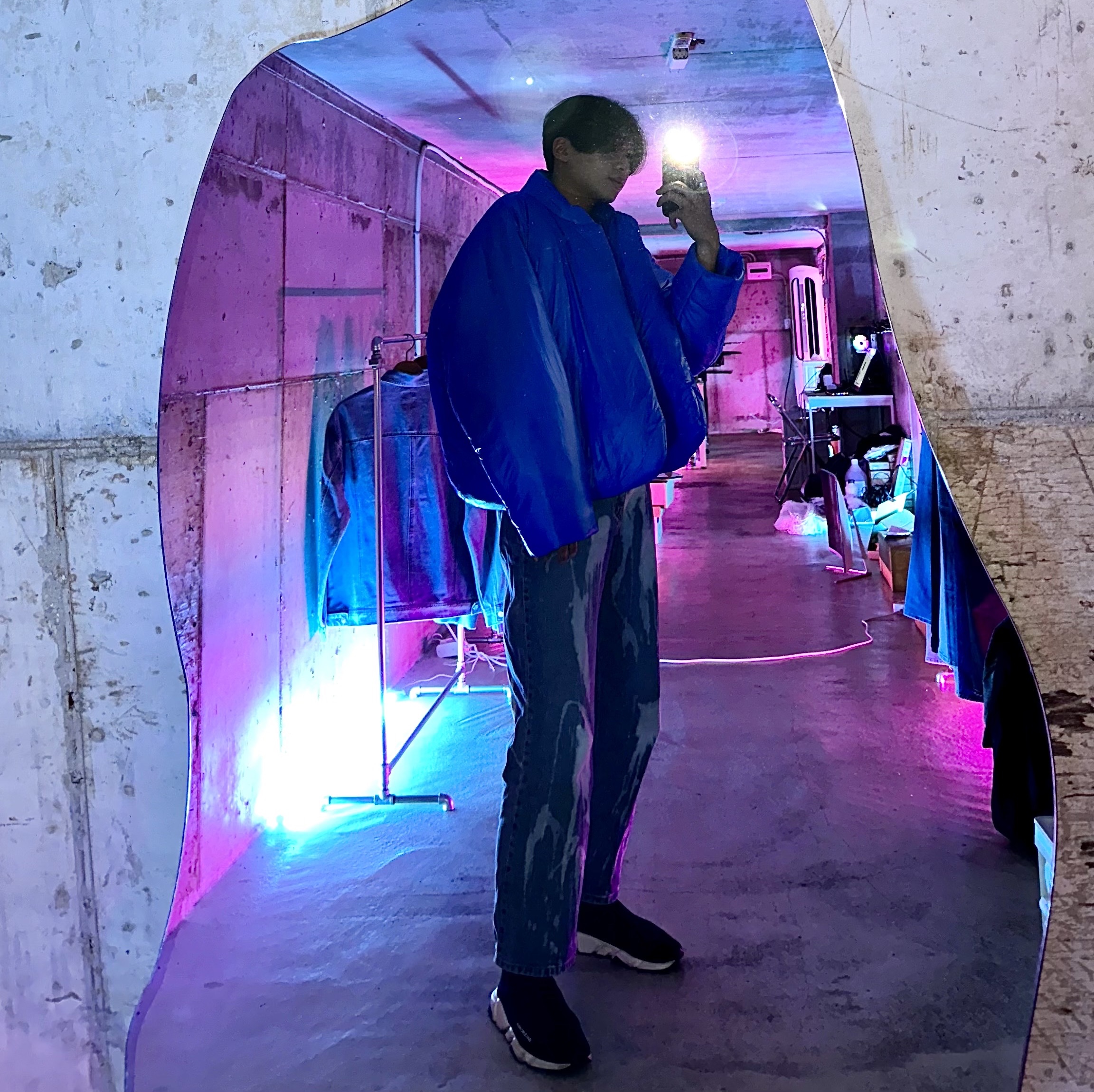 Yeezy Gap Engineered By Balenciaga Padded Denim Jacket Blue, Yeezy Gap Engineered By Balenciaga Mock Neck Pullover Puffer Black 착용 스타일 - 4