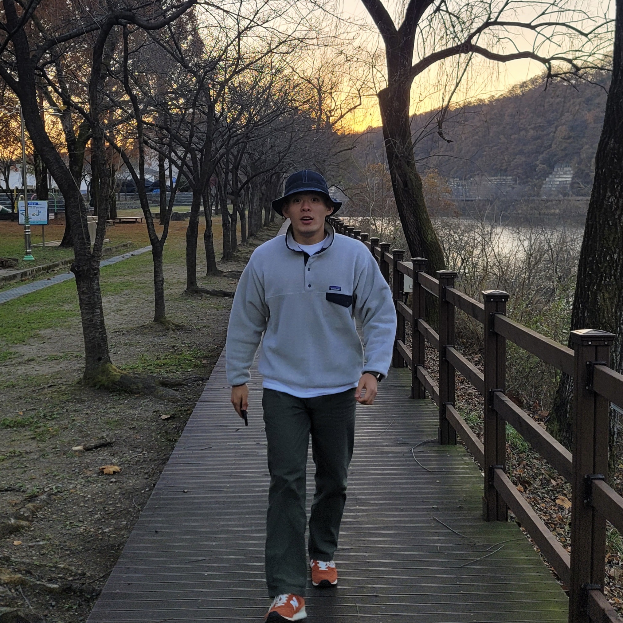 New Balance 574 Heritage Orange Burst White, Patagonia Synchilla Snap-T Fleece Pullover Oatmeal Heather 착용 스타일