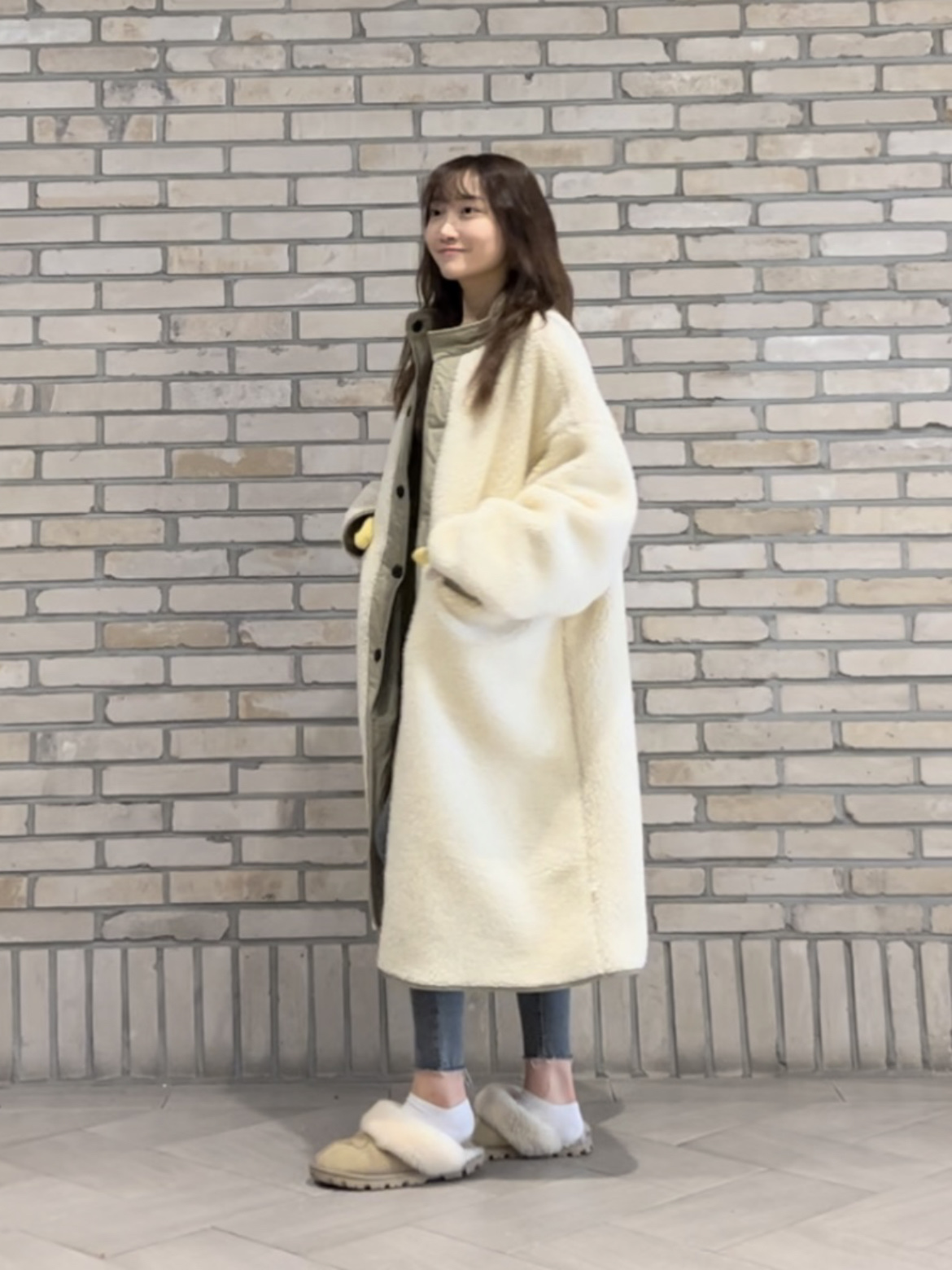 (W) UGG Coquette Slipper Chestnut, A.P.C. Daniela Shopping Bag Indigo 착용 스타일 - 2