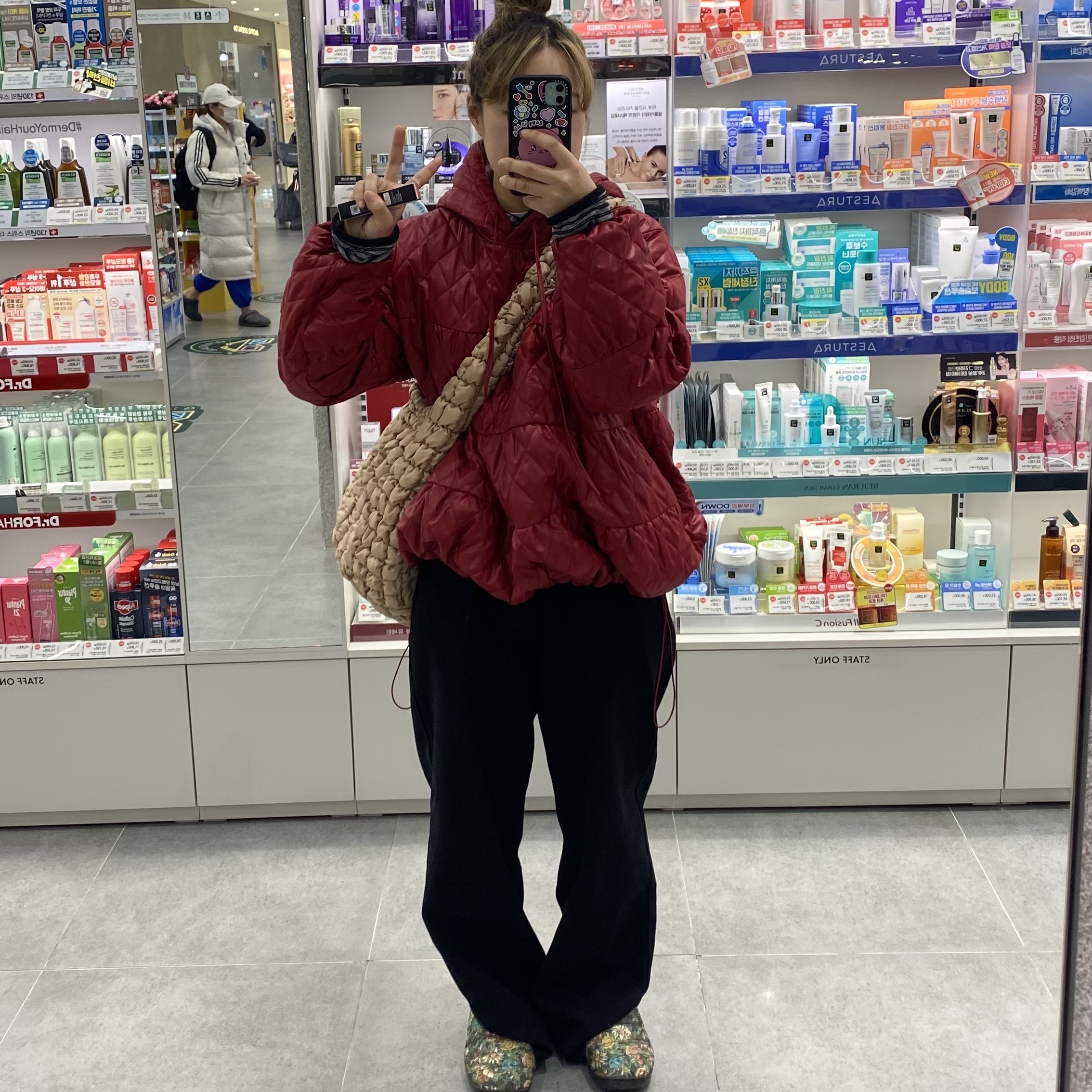 COS Quilted Oversized Shoulder Bag Beige, Subu Concept Prism 착용 스타일 - 2