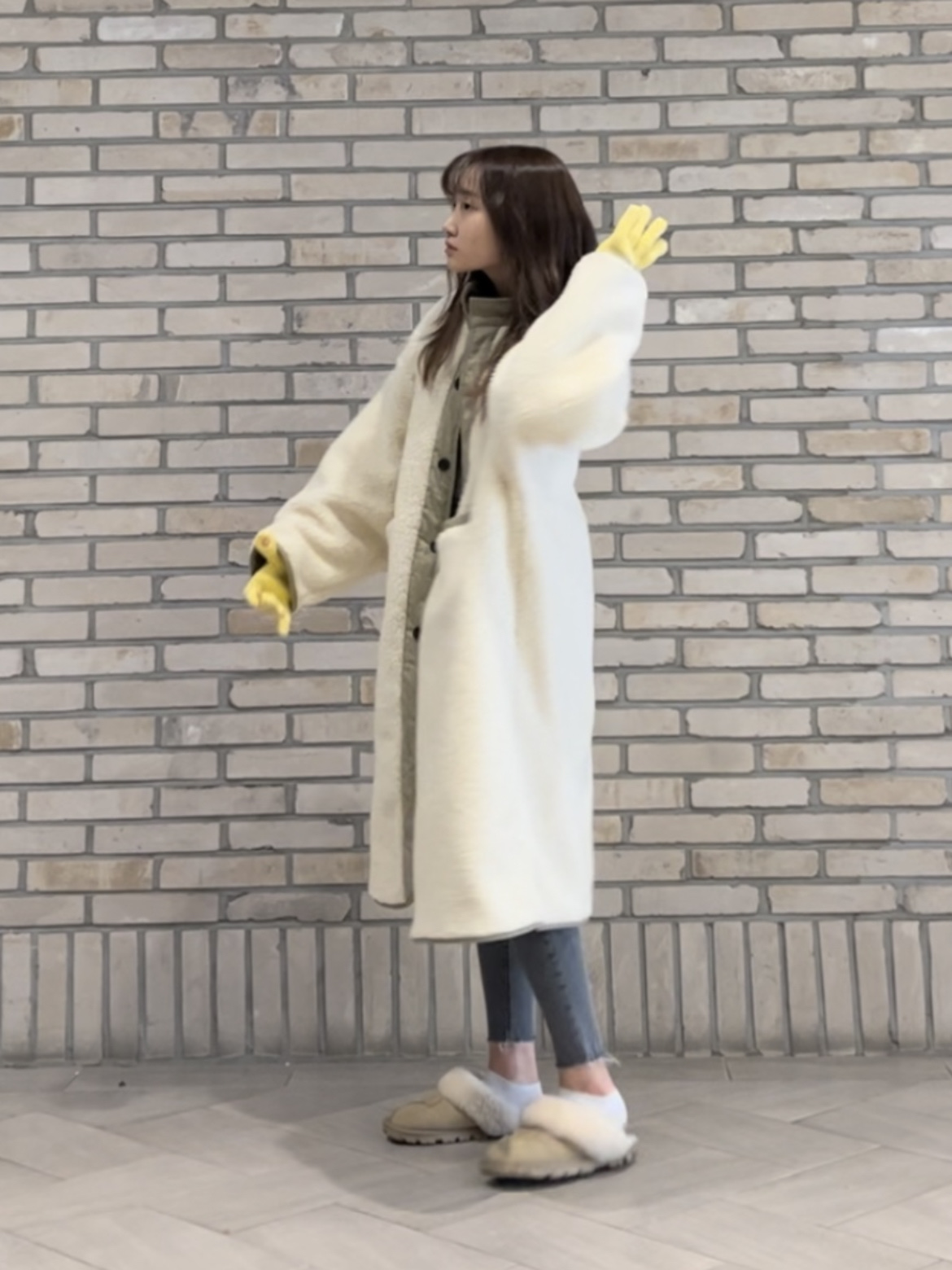 (W) UGG Coquette Slipper Chestnut, A.P.C. Daniela Shopping Bag Indigo 착용 스타일 - 4