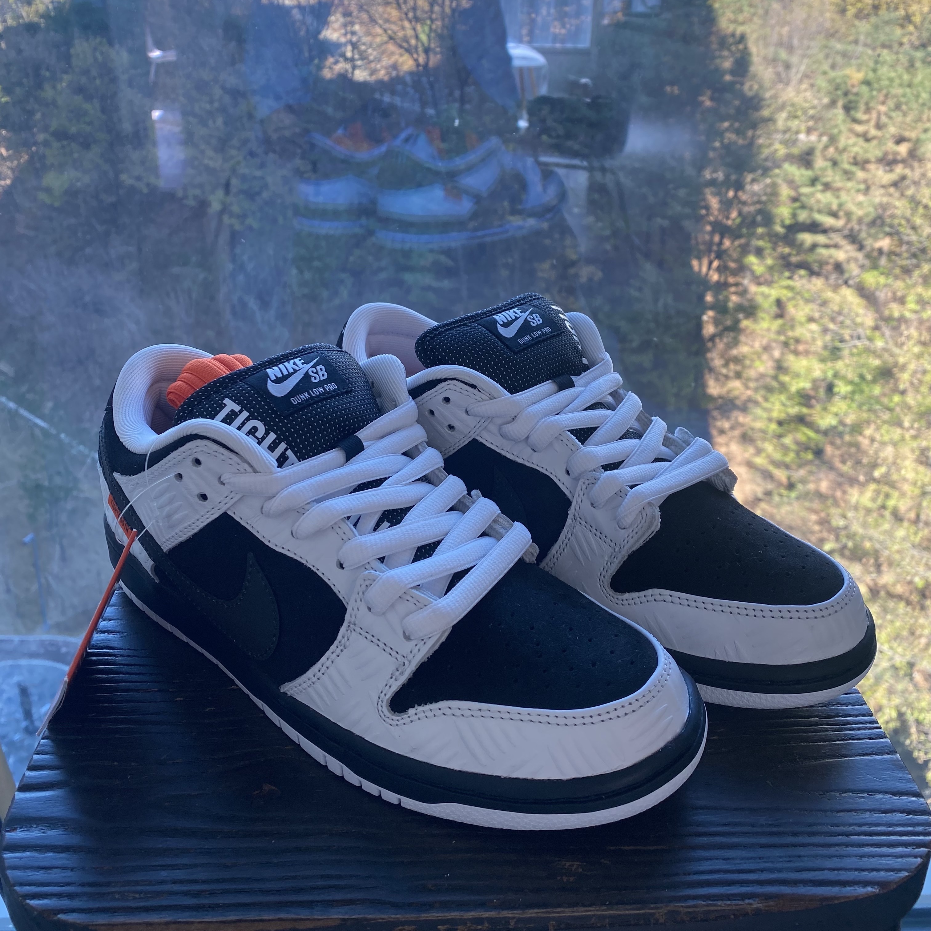 Nike x Tightbooth SB Dunk Low Pro Black and White 착용 스타일