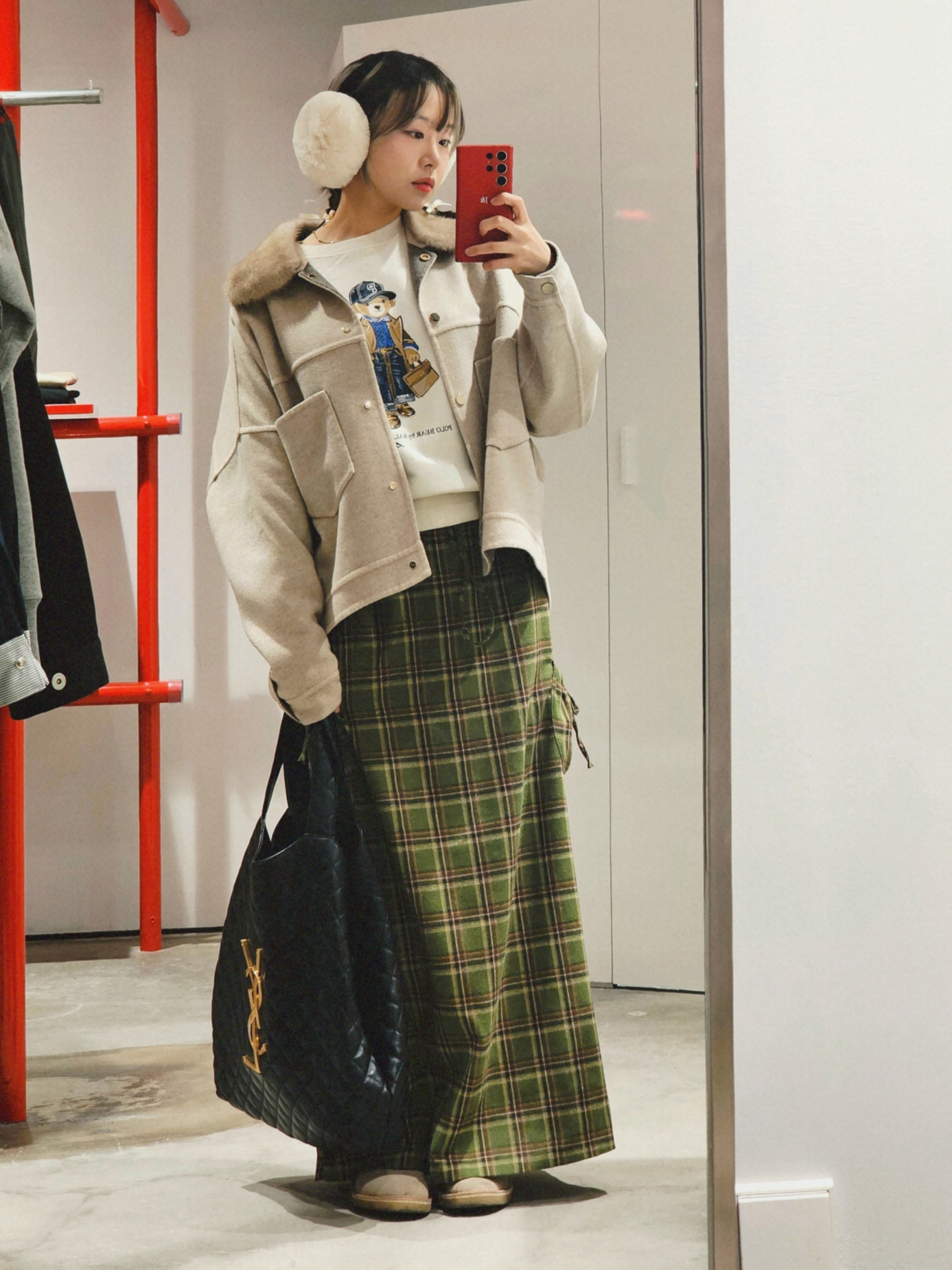 Clarks Desert Boot Sand Suede, Saint Laurent Icare Maxi Shopping Bag in Quilted Lambskin Black 착용 스타일 - 2