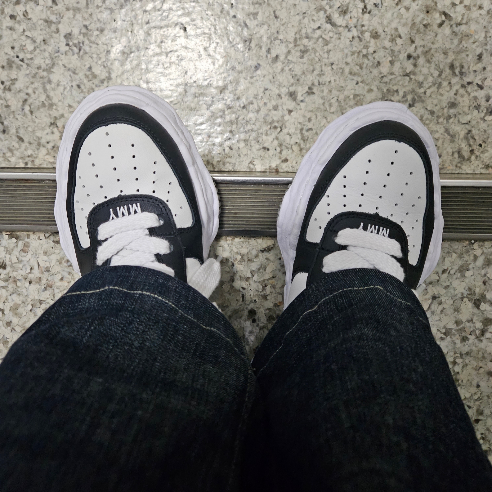 Maison Mihara Yasuhiro Wayne OG Sole Leather Low-top Sneakers Black White 착용 스타일