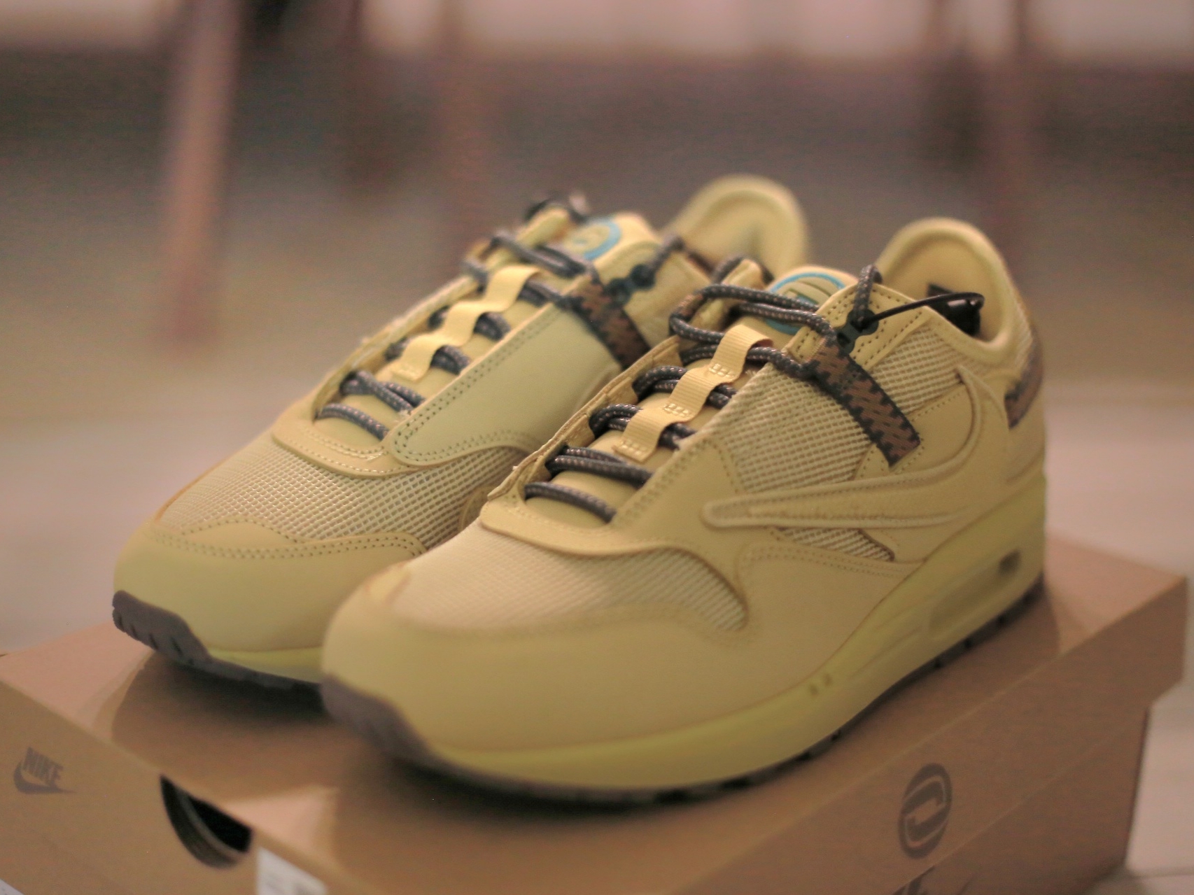 Nike x Travis Scott Air Max 1 Cact.us Gold 착용 스타일 - 2