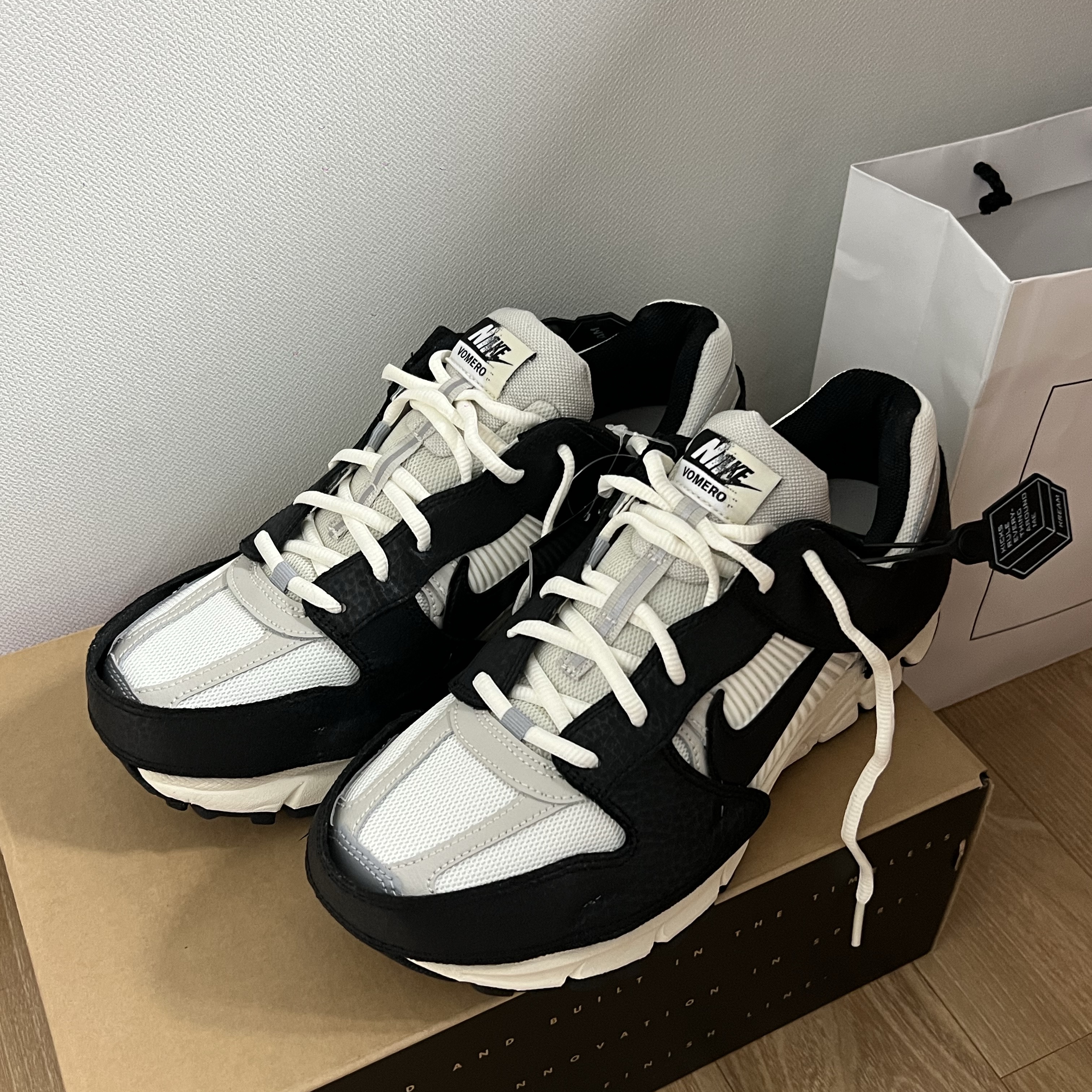 (W) Nike Zoom Vomero 5 Wolf Grey and Black 착용 스타일 - 2