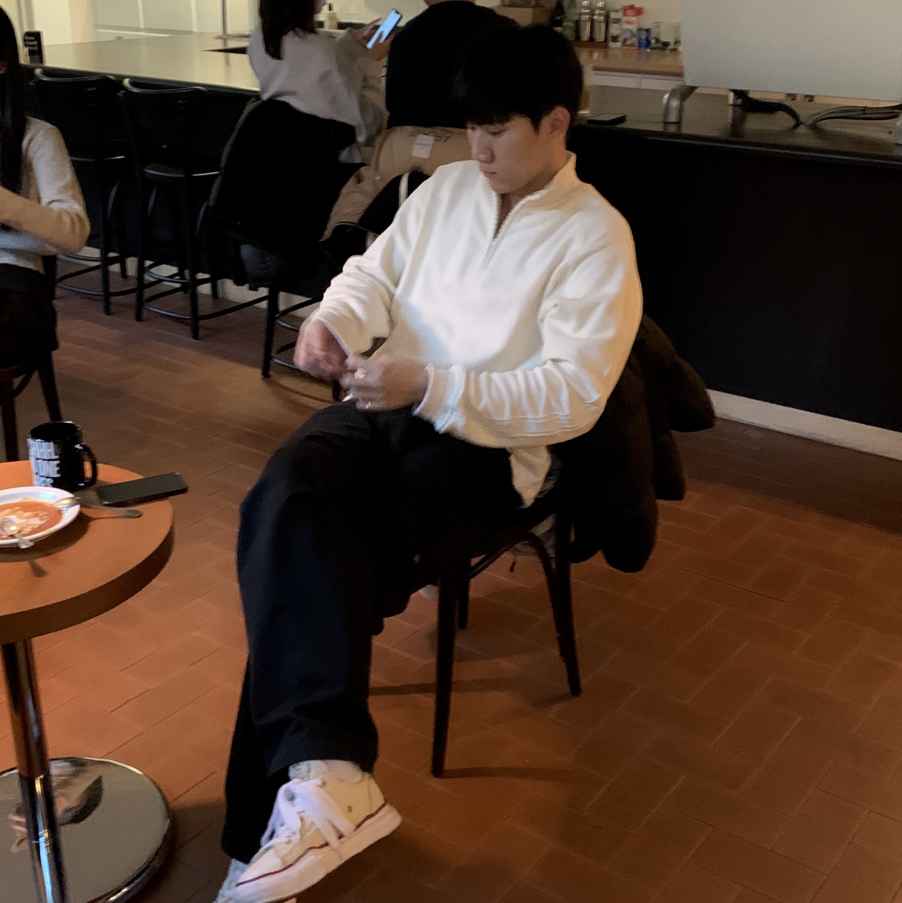 Maison Mihara Yasuhiro Peterson OG Sole Canvas Low-top Sneakers Natural, Ignota Core:5 Washed Cargo Pants Black 착용 스타일 - 1