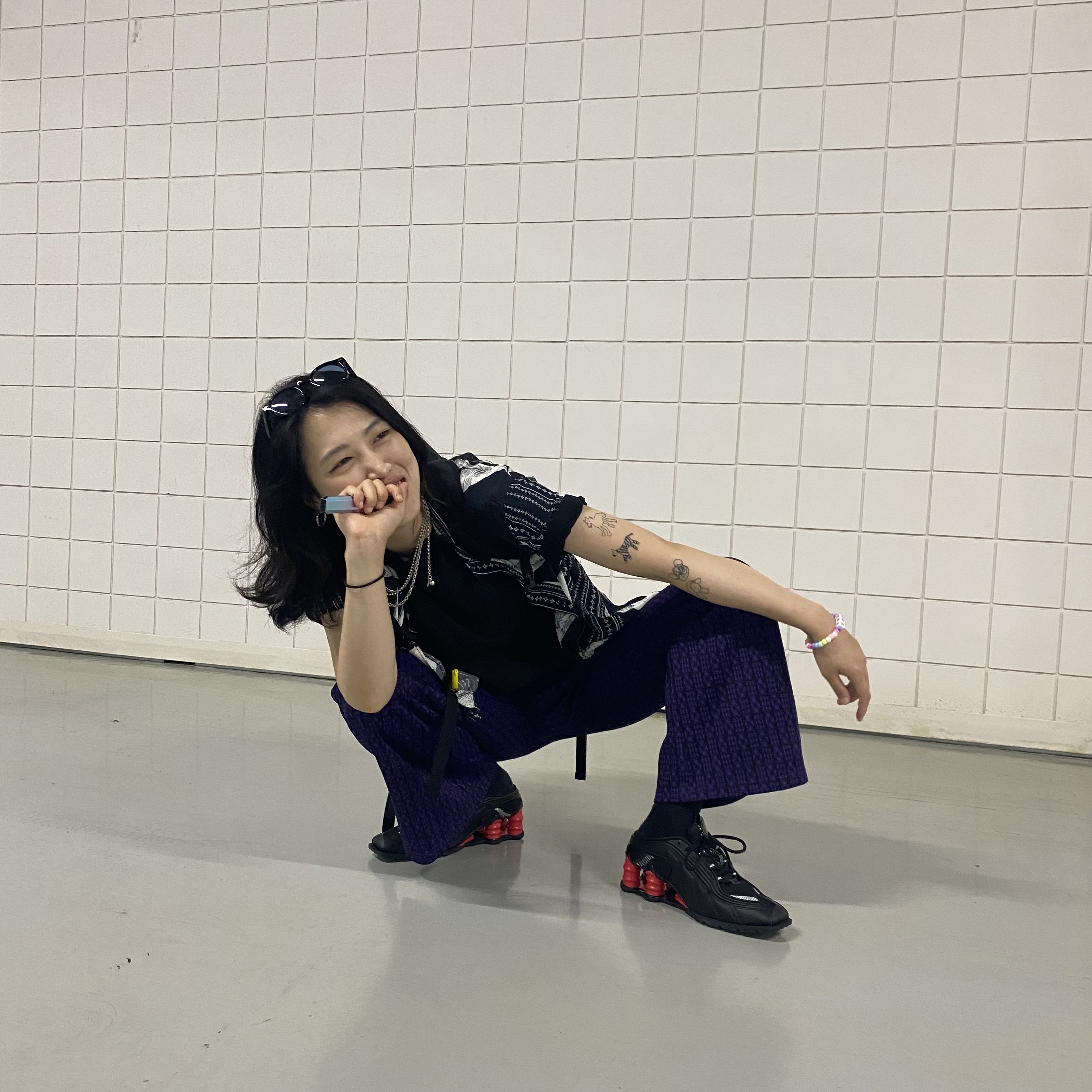 Nike x Martine Rose Shox MR4 Black 착용 스타일 - 4