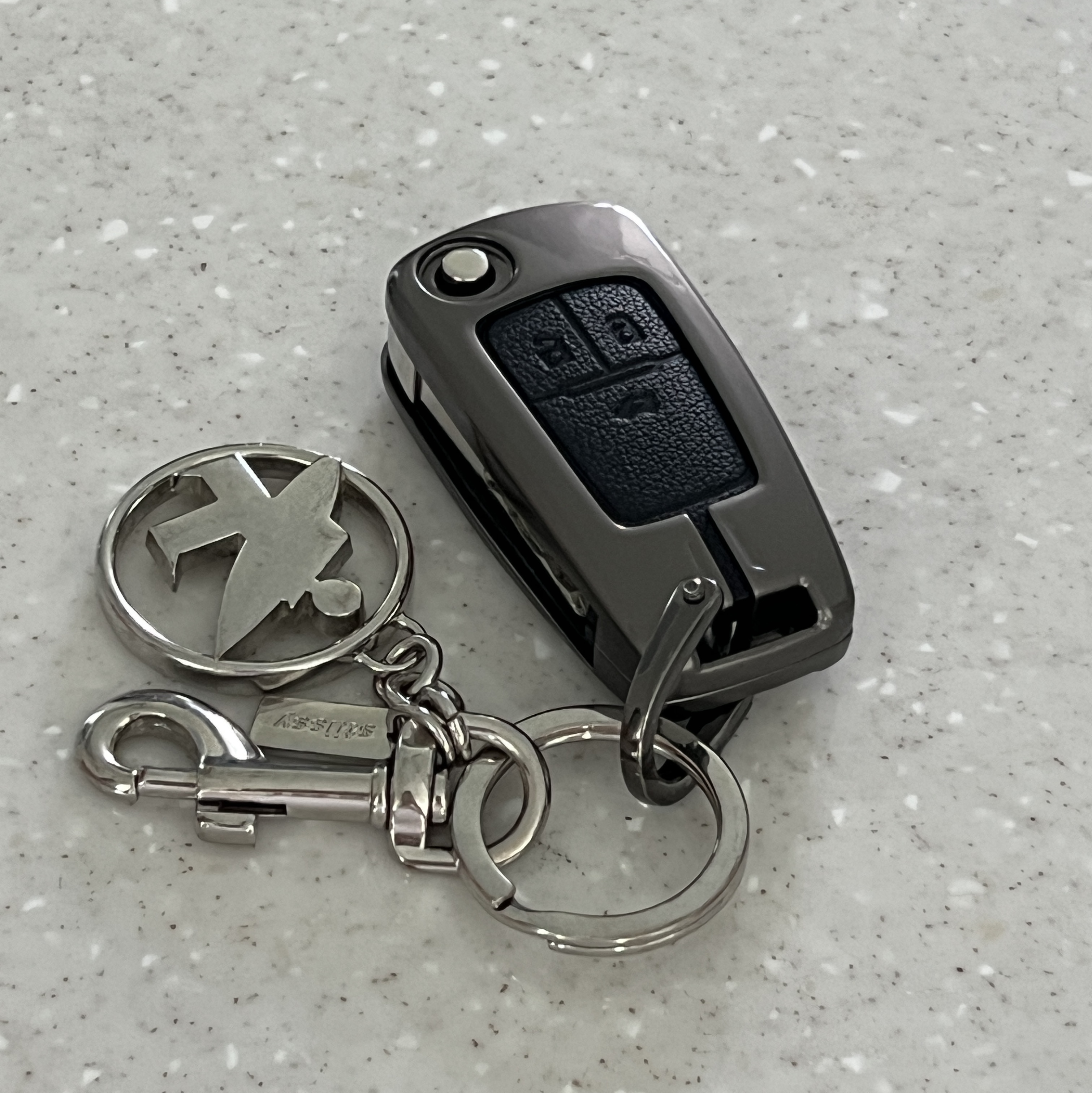 Stussy Surfman Keychain Silver 착용 스타일