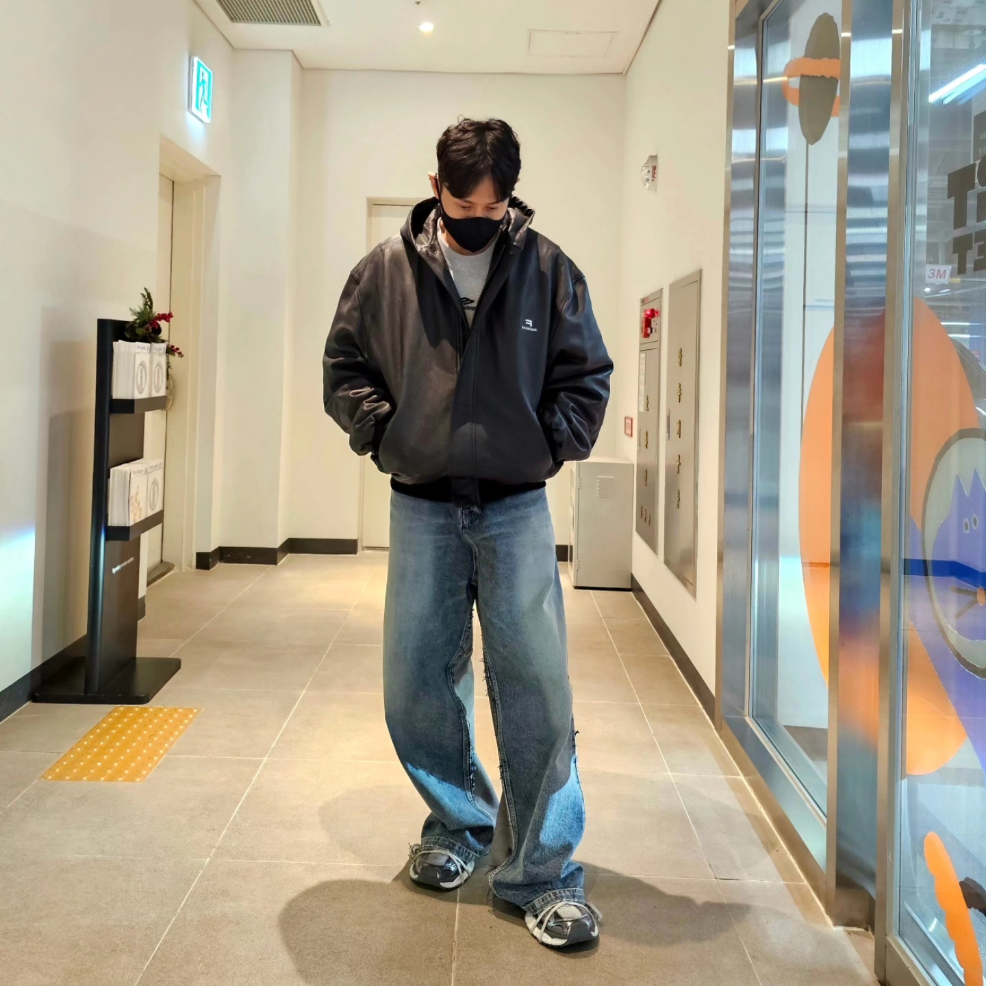 Balenciaga Sporty B Taxi Blouson Brown, Balenciaga Hybrid Baggy Pants Light Blue 착용 스타일 - 3