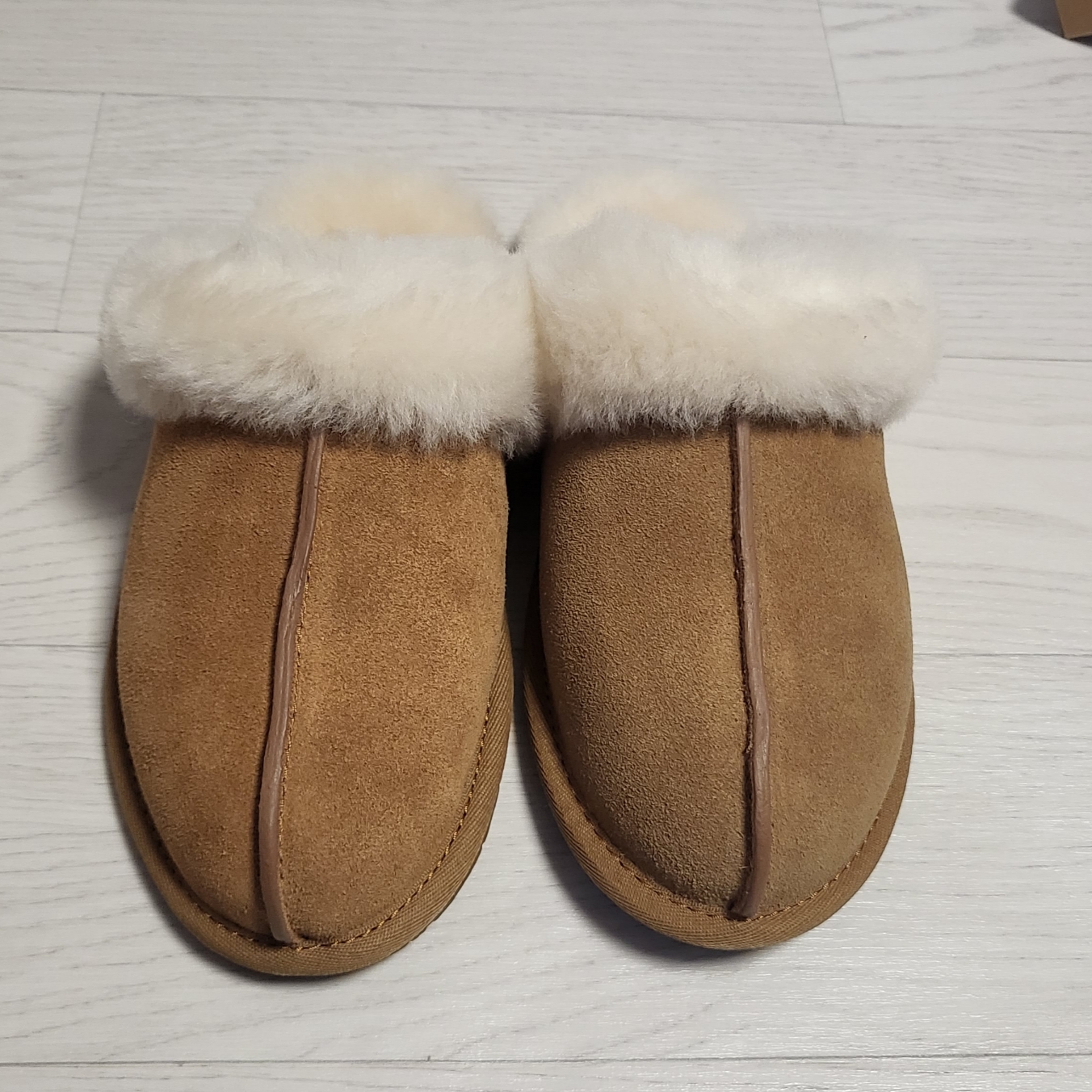 (W) UGG Scuffette II Slipper Chestnut 착용 스타일 - 3