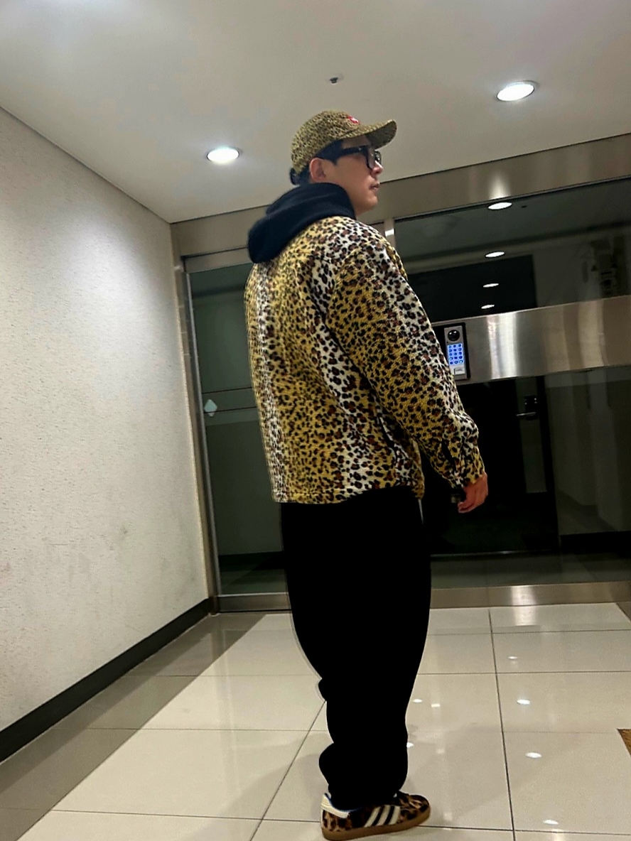 Supreme Fleece Zip Up Hooded Shirt Brown Leopard - 23FW, Supreme x Barbour Waxed Cotton Camp Cap Leopard - 20SS 착용 스타일 - 2