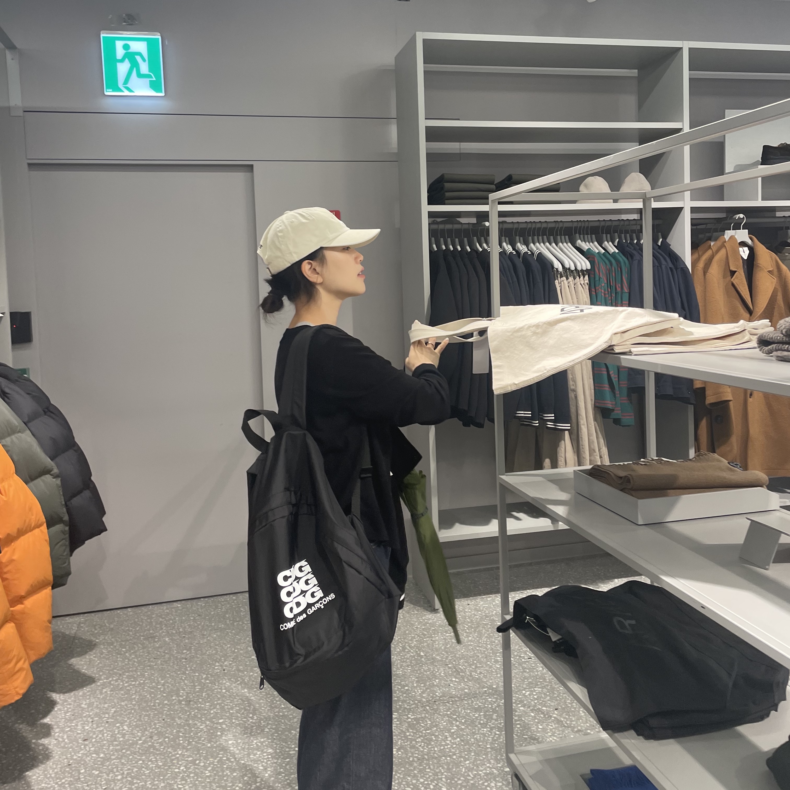 CDG Backpack Black 착용 스타일 - 1