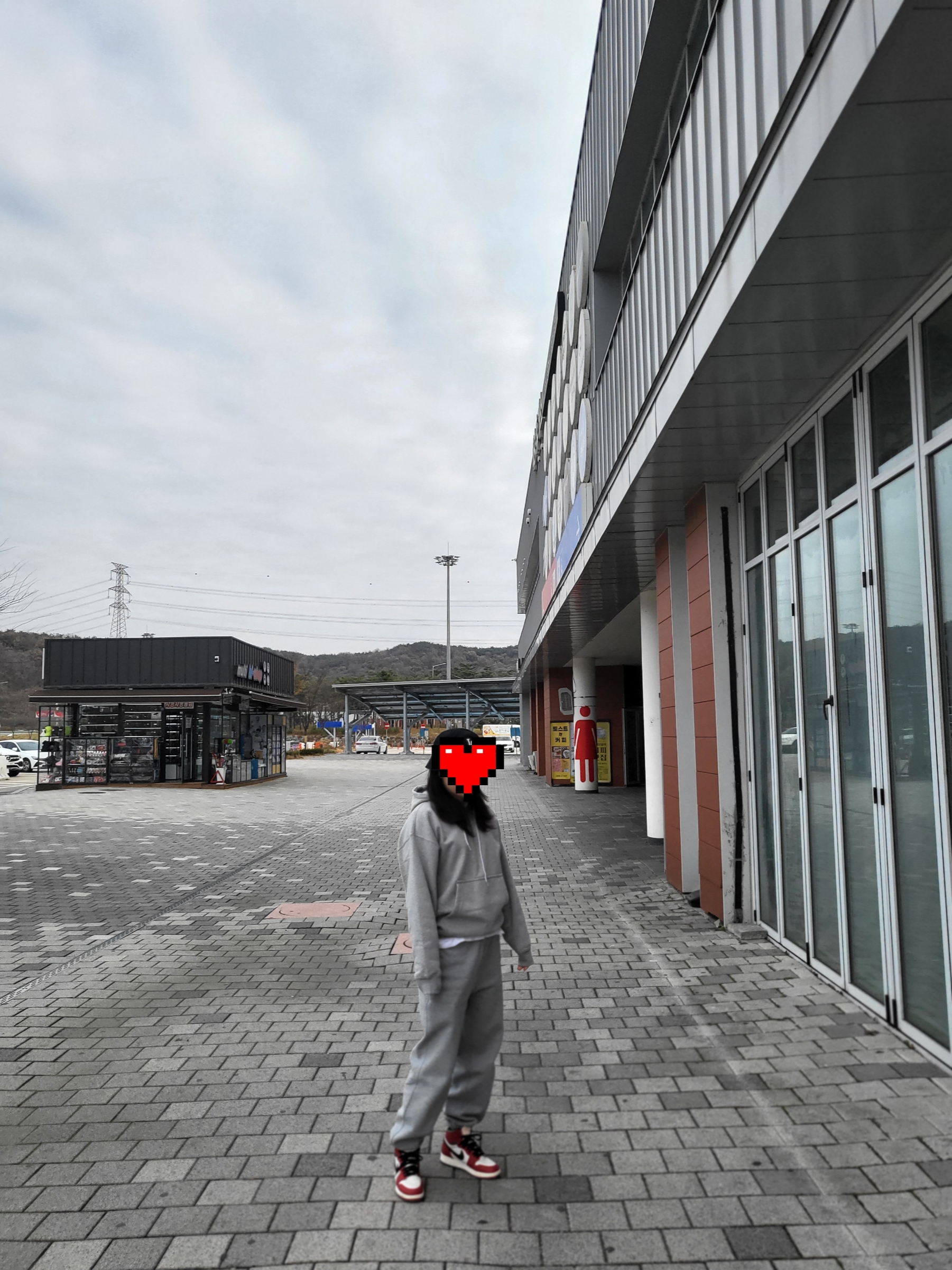 Jordan 1 Retro High OG Chicago 2022, (W) Nike NRG Solo Swoosh Fleece Pants Dark Grey Heather - Asia 착용 스타일