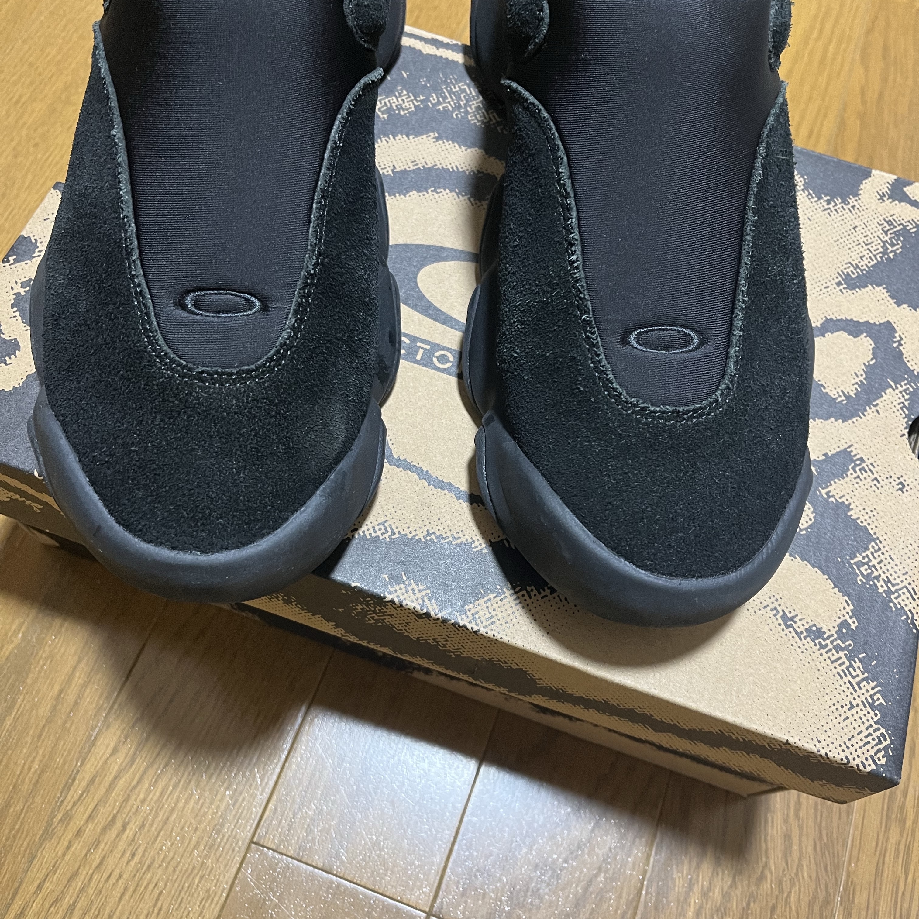 Oakley Factory Team x Junya Watanabe Man Suede Flesh Black 착용 스타일 - 2