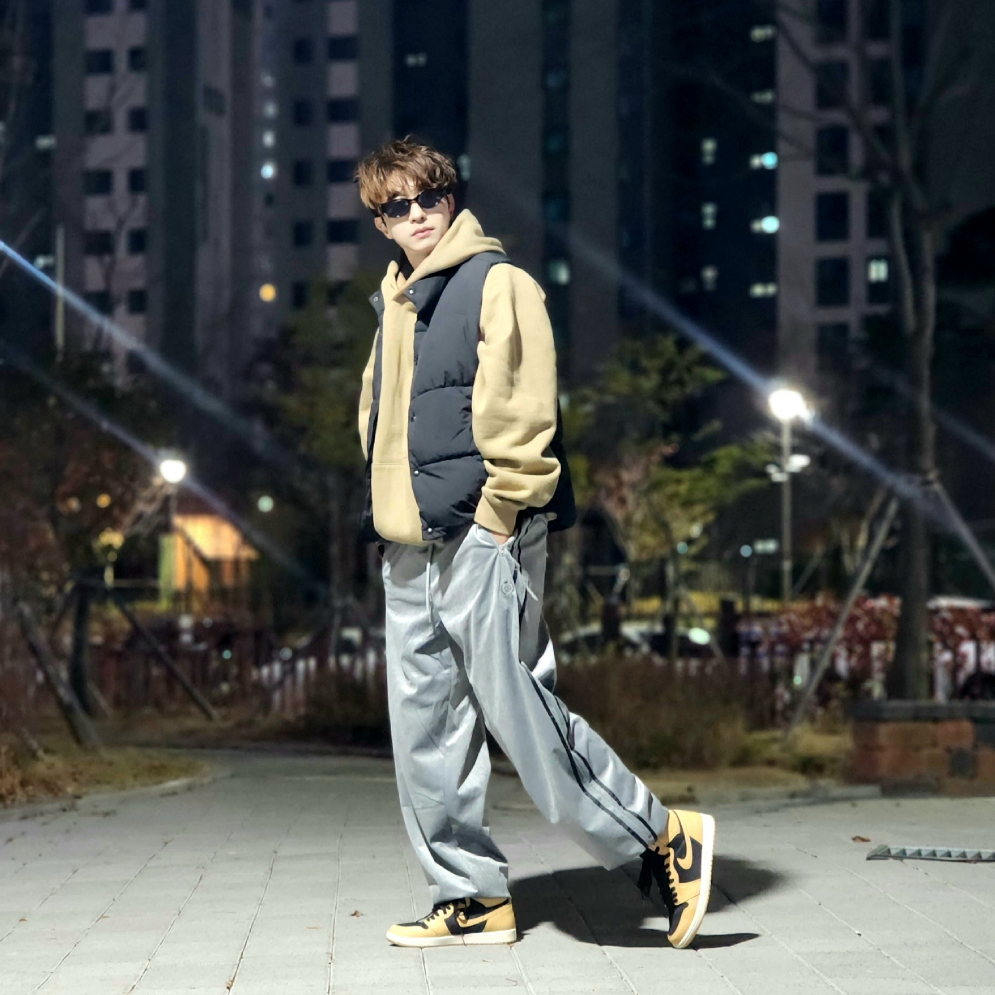 Essentials The Core Collection Pullover Hoodie Tan, Jordan 1 Retro High OG Vachetta Tan 착용 스타일 - 4