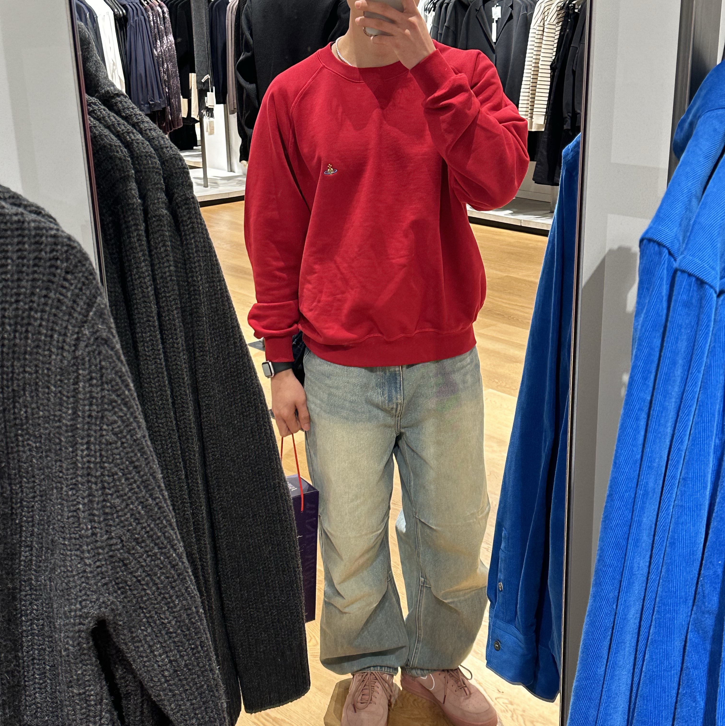 Vivienne Westwood Raglan Sweatshirt Red, Nike Air Force 1 '07 LV8 Suede Red Stardust 착용 스타일
